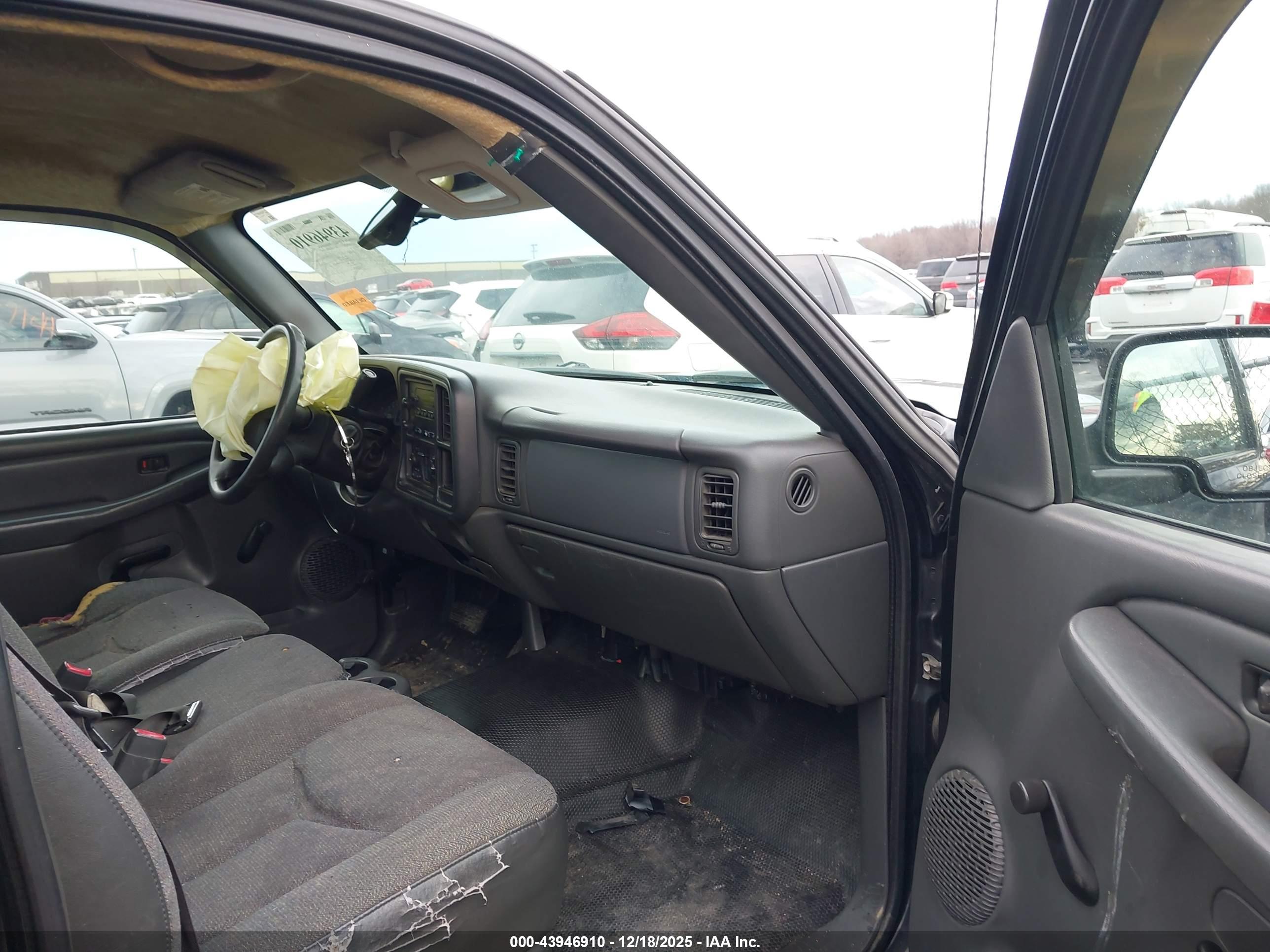 CHEVROLET SILVERADO image 5