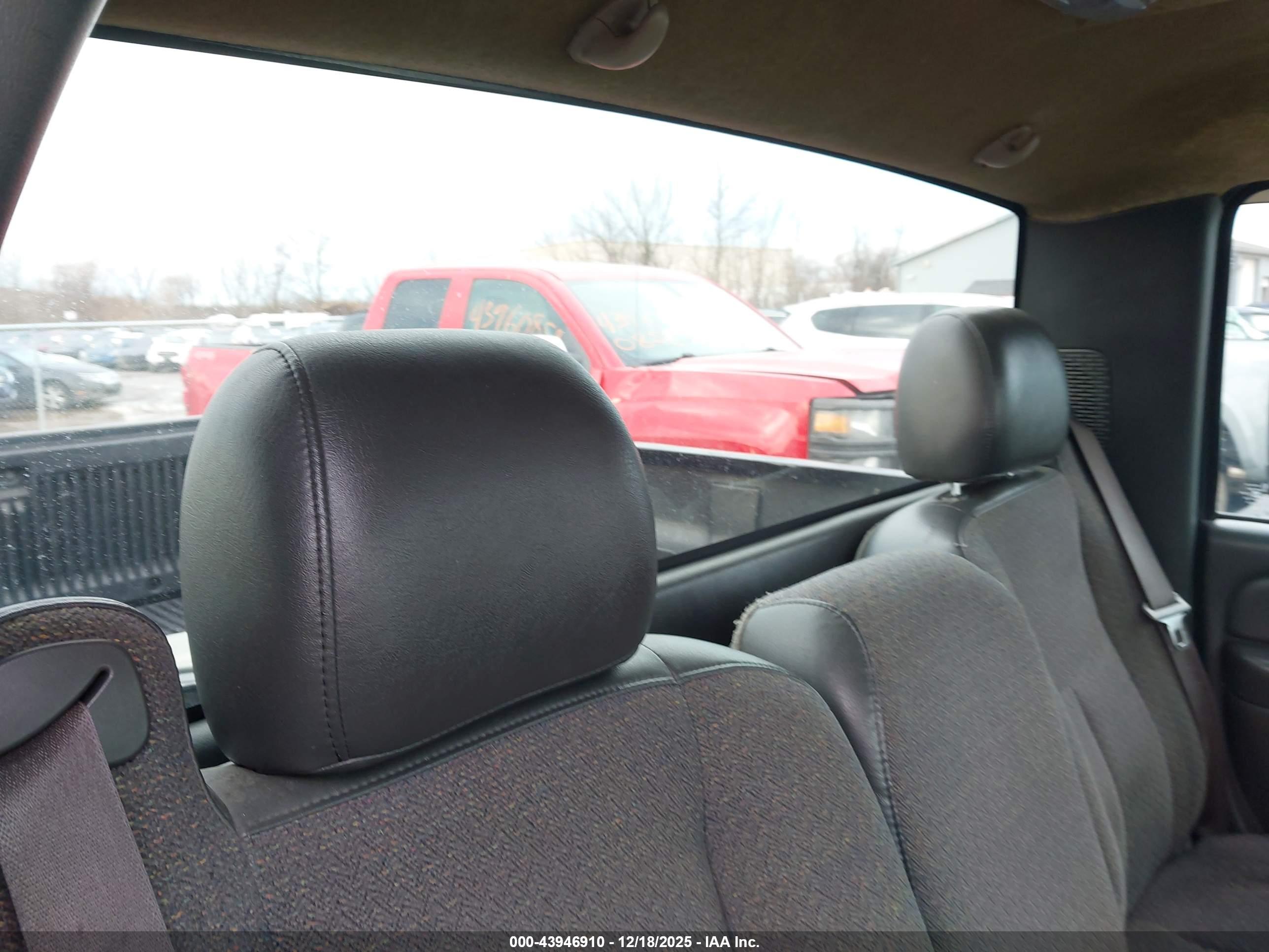 CHEVROLET SILVERADO image 8