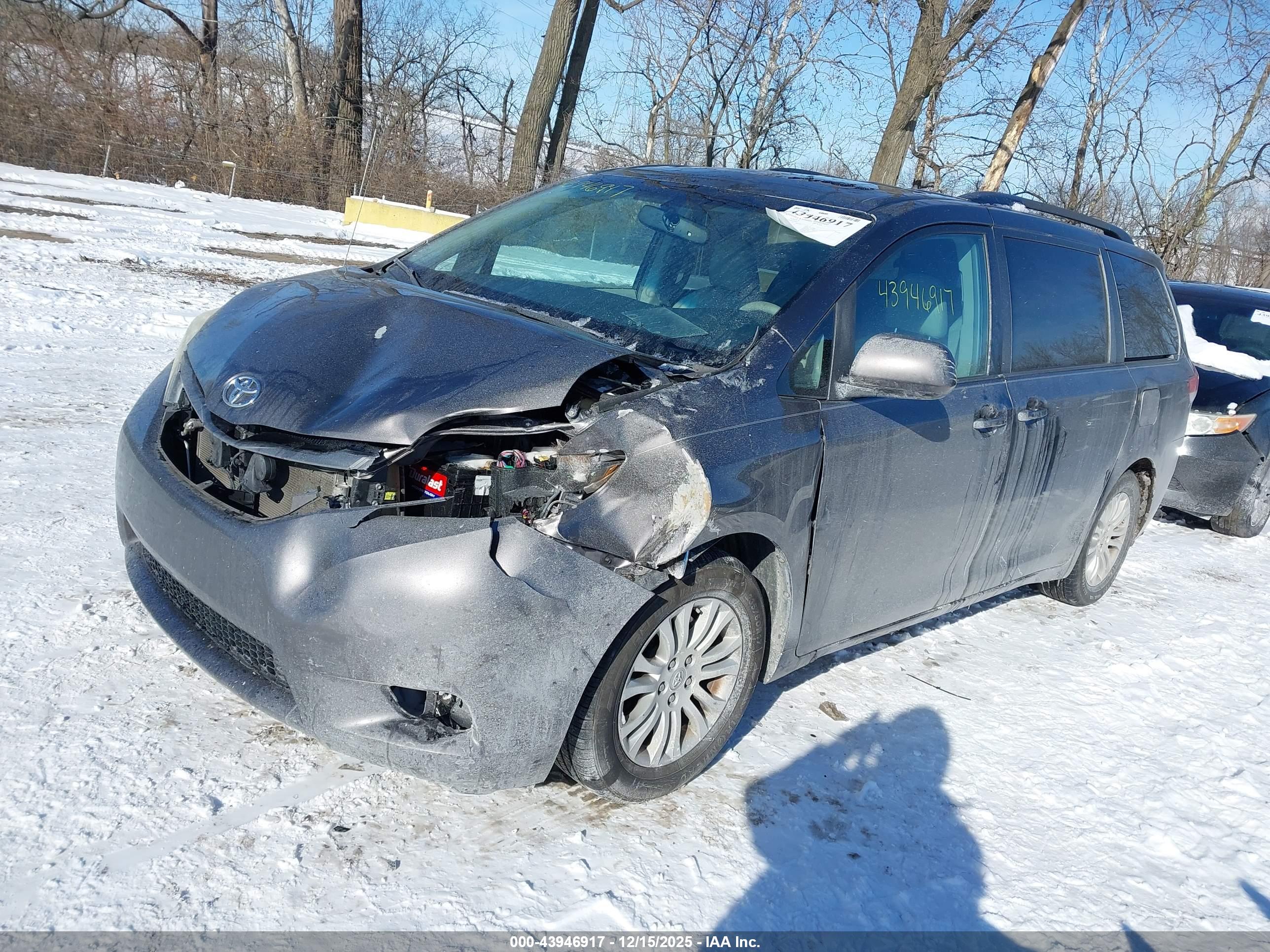 TOYOTA SIENNA image 2