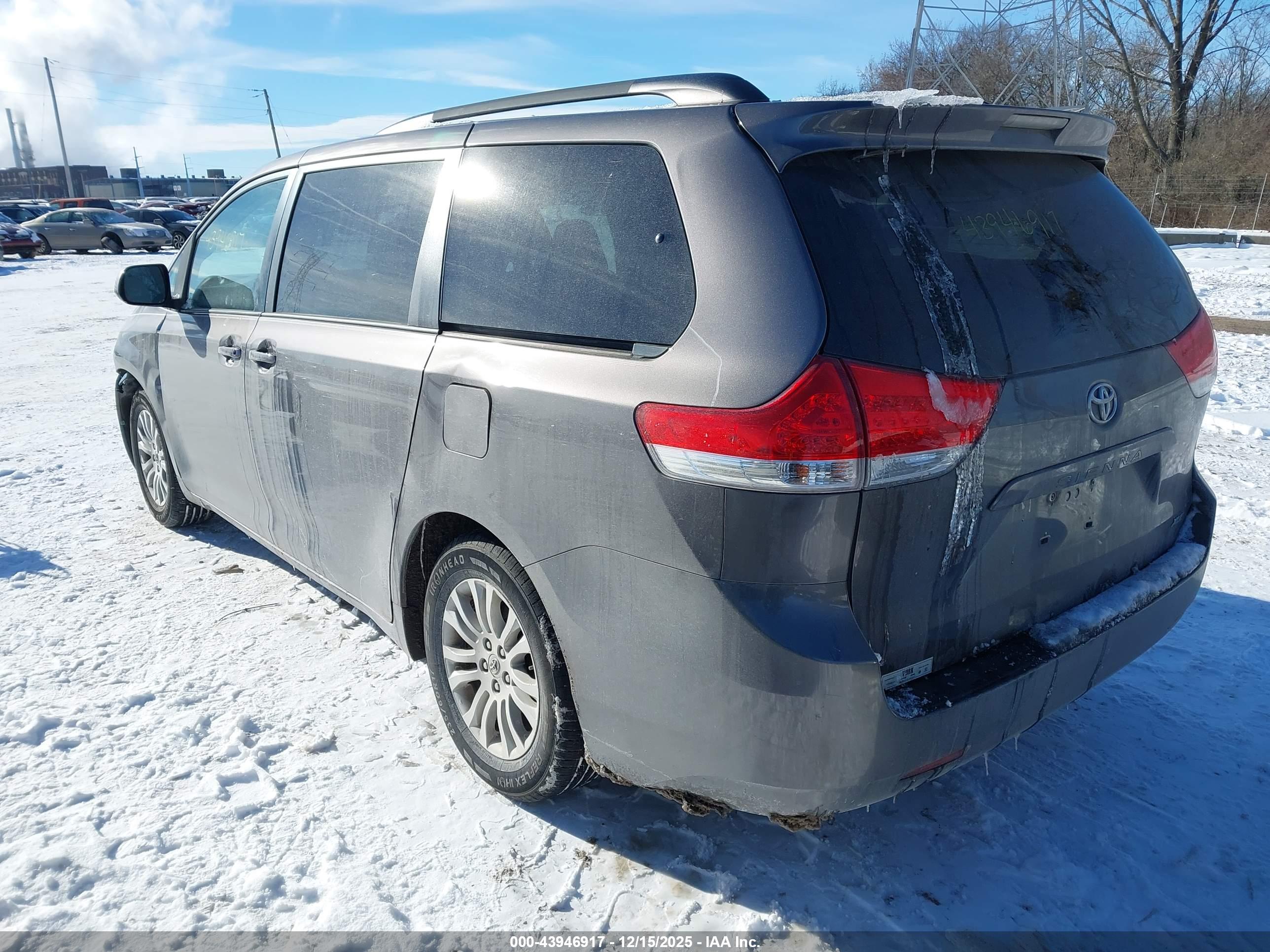 TOYOTA SIENNA image 3