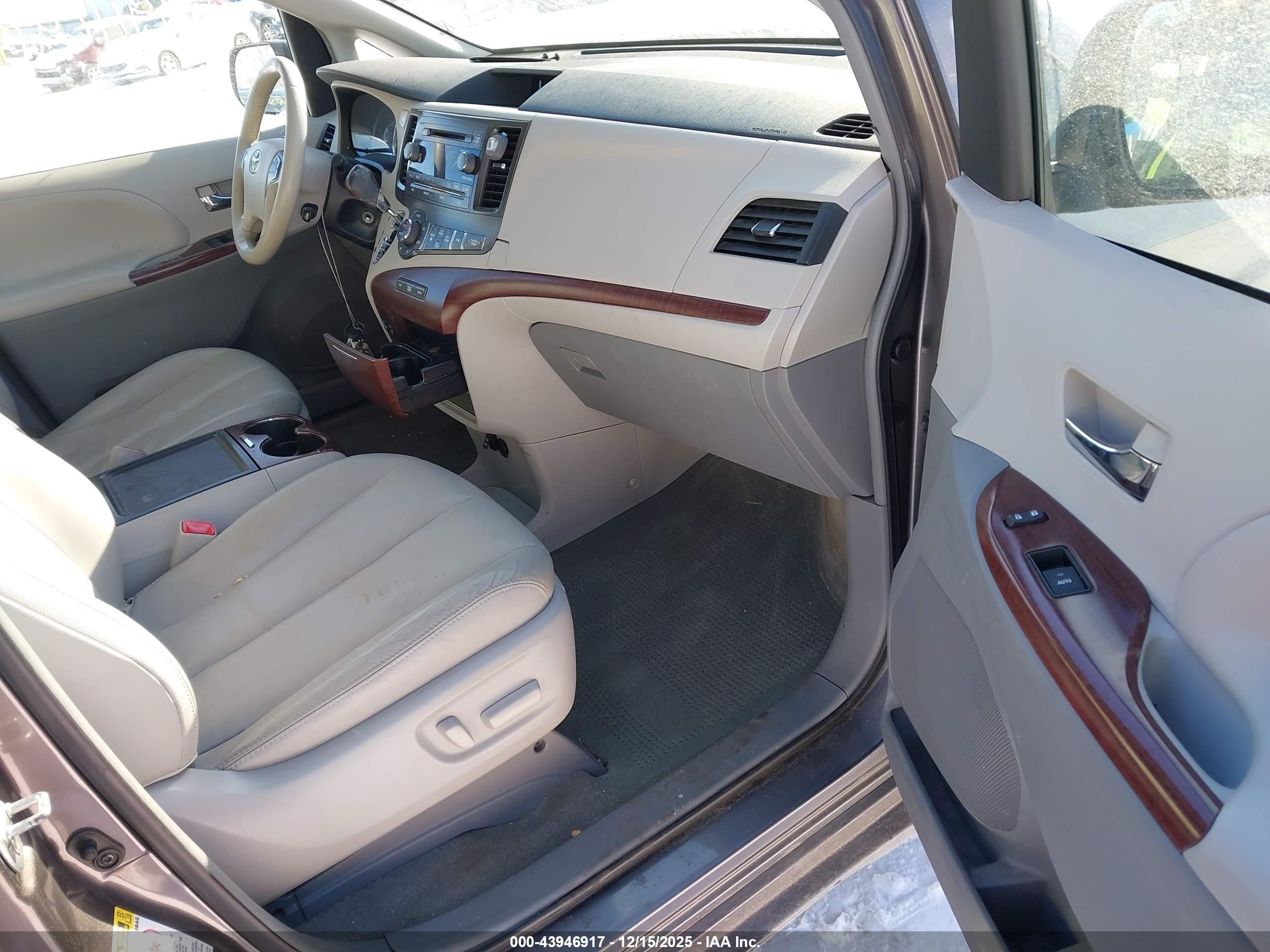 TOYOTA SIENNA image 5