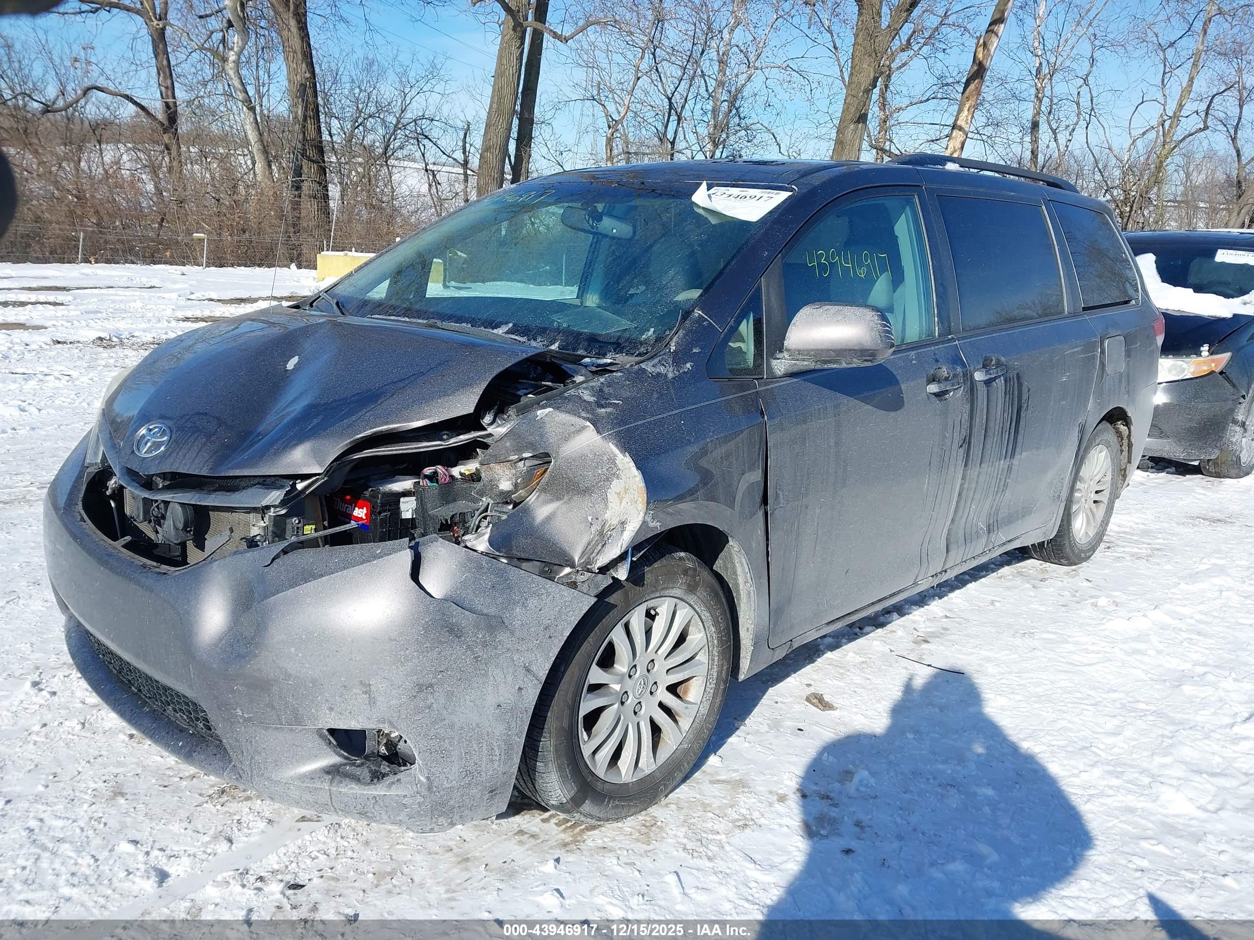 TOYOTA SIENNA image 6