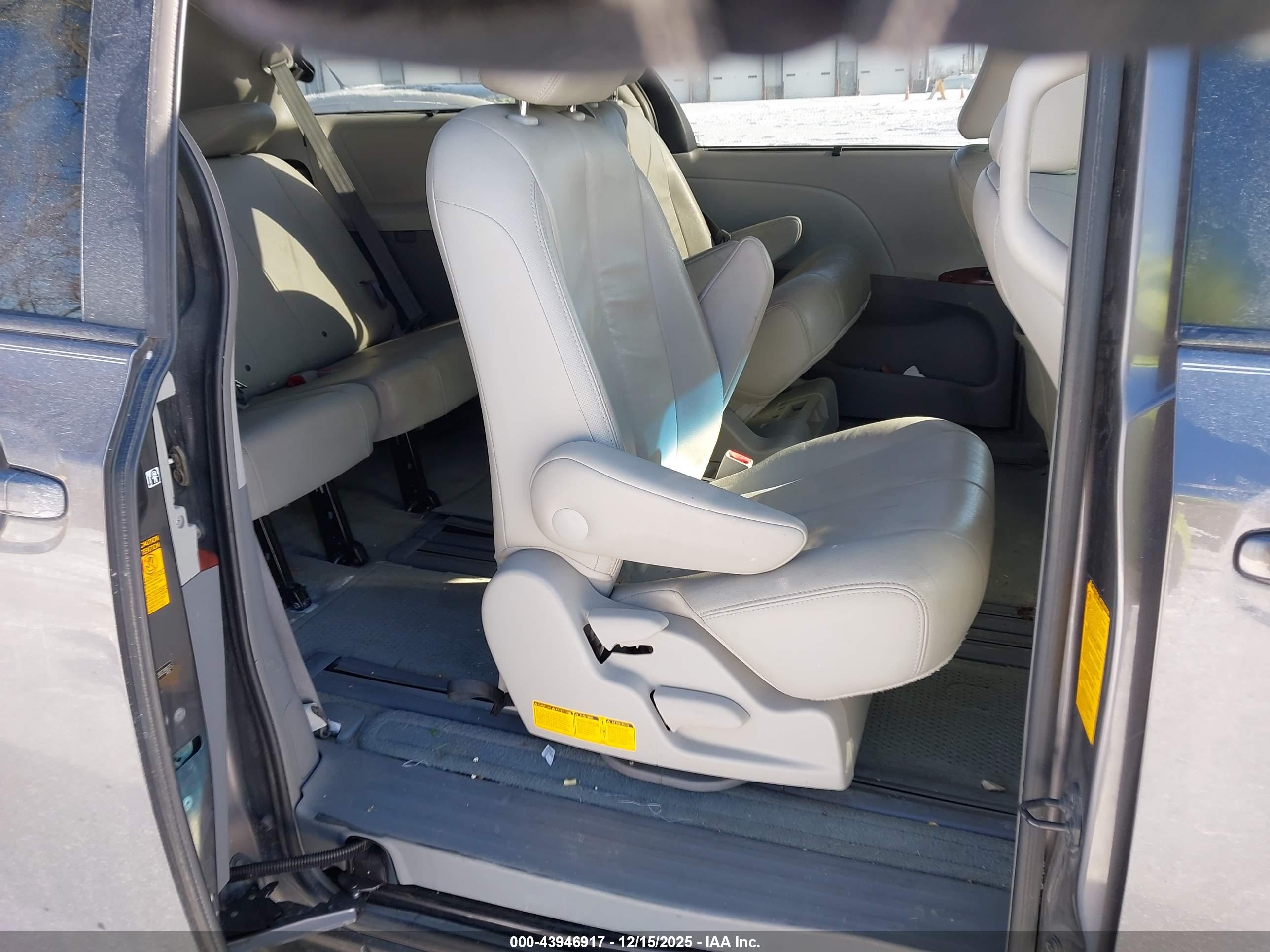 TOYOTA SIENNA image 8