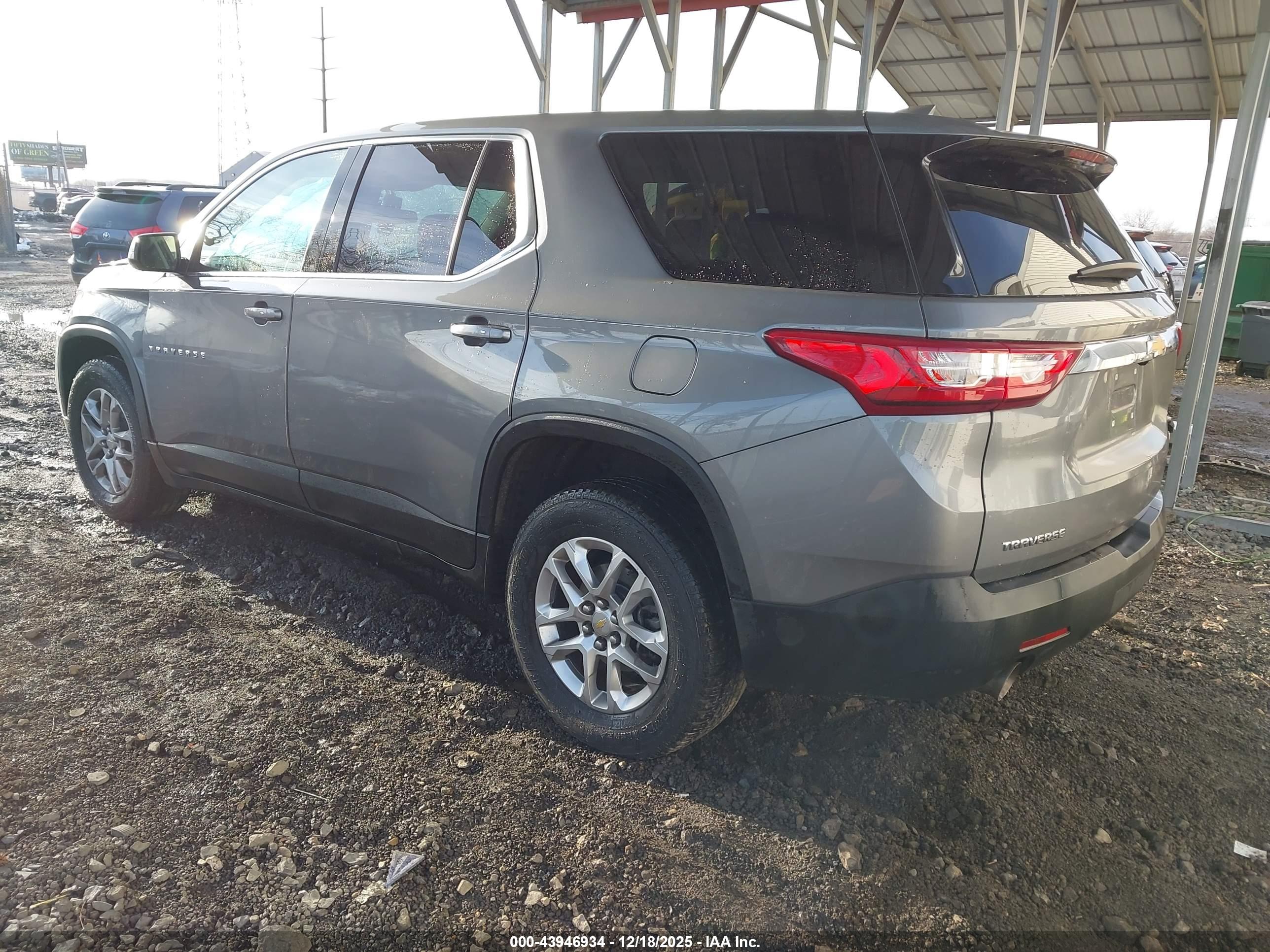 CHEVROLET TRAVERSE image 3
