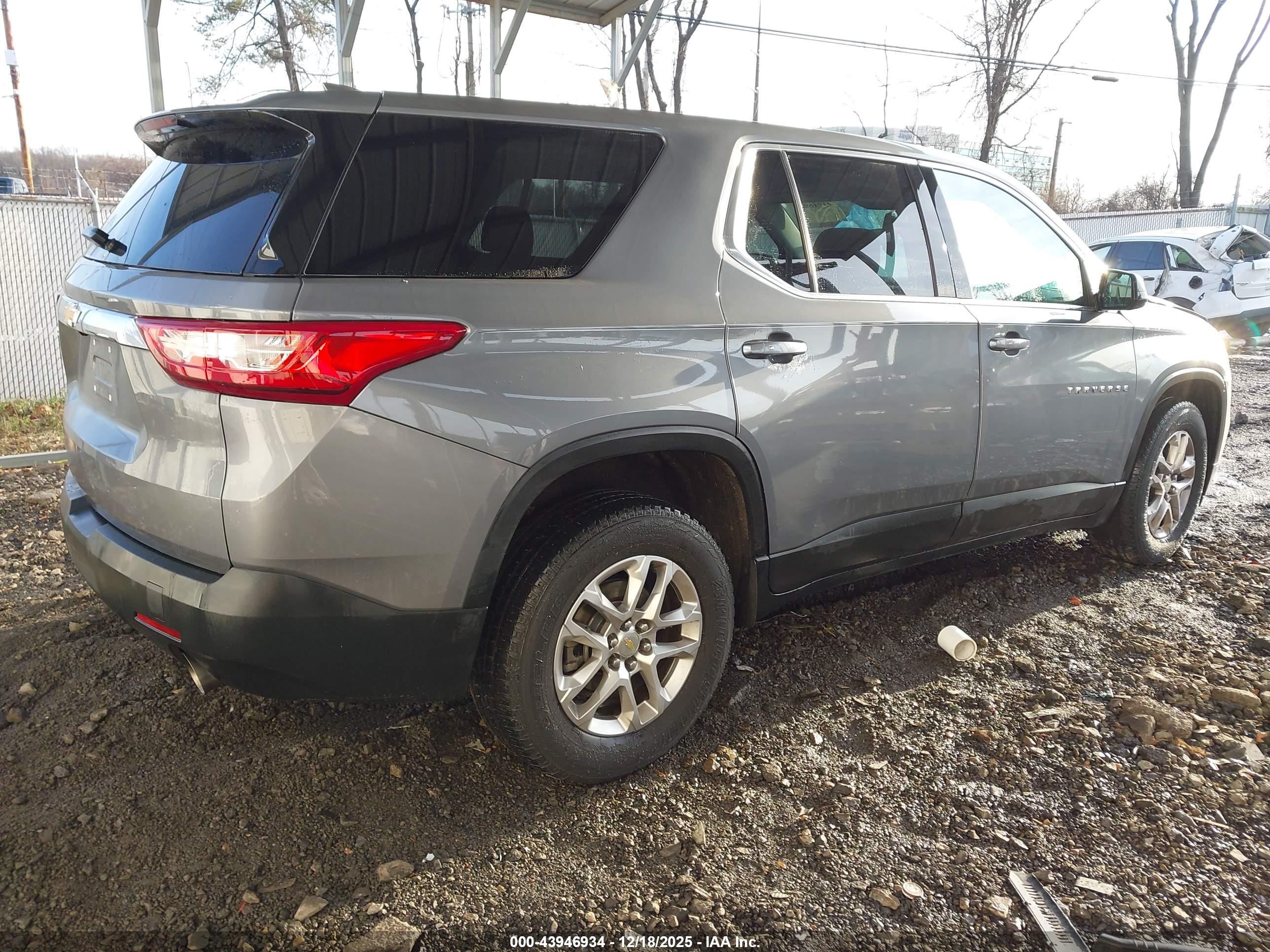 CHEVROLET TRAVERSE image 4