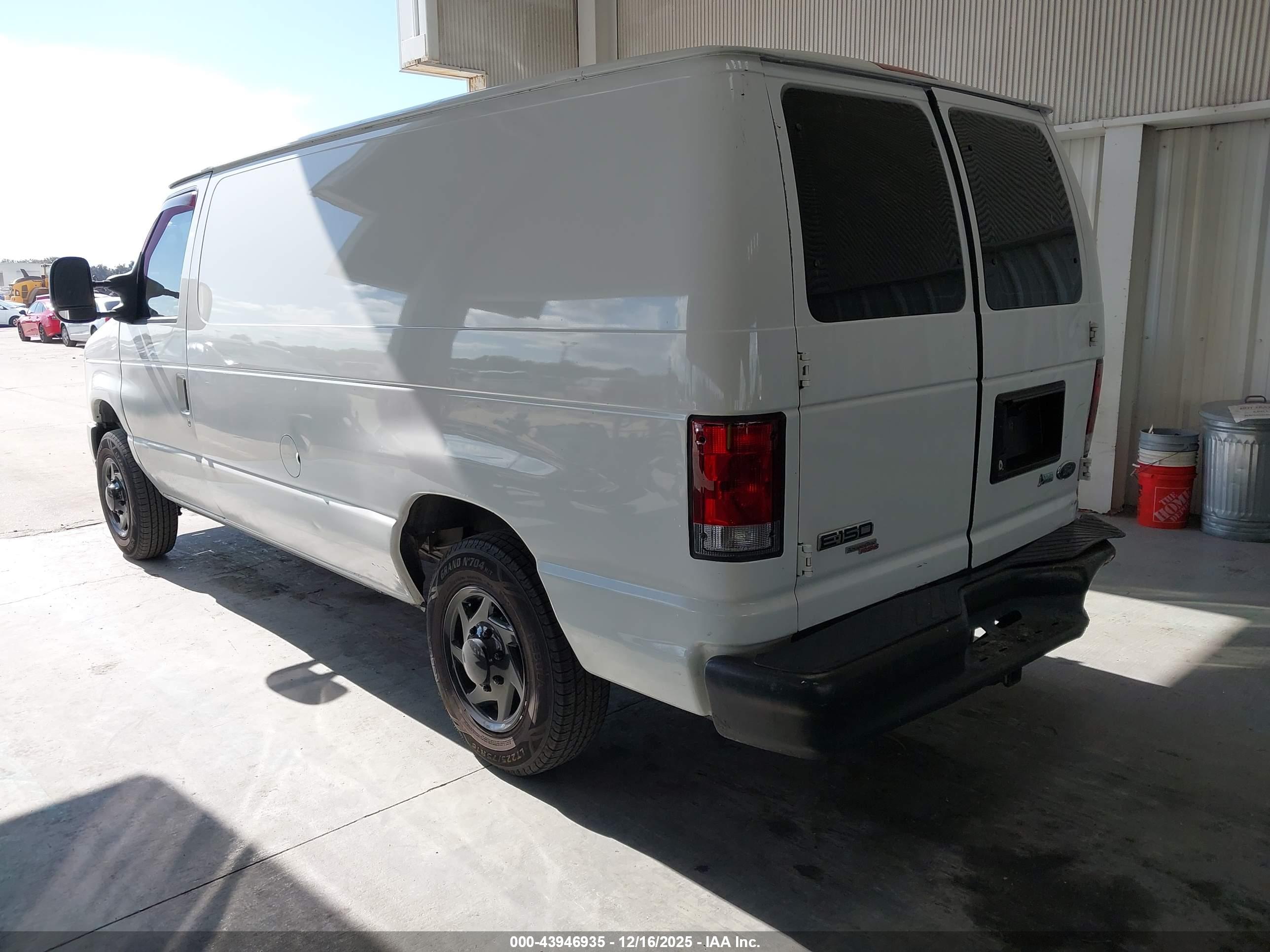 FORD E-150 image 3