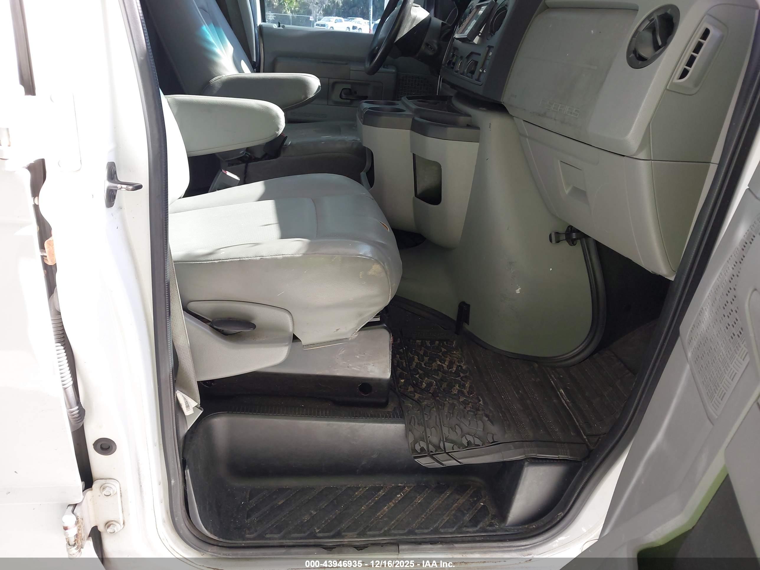 FORD E-150 image 5