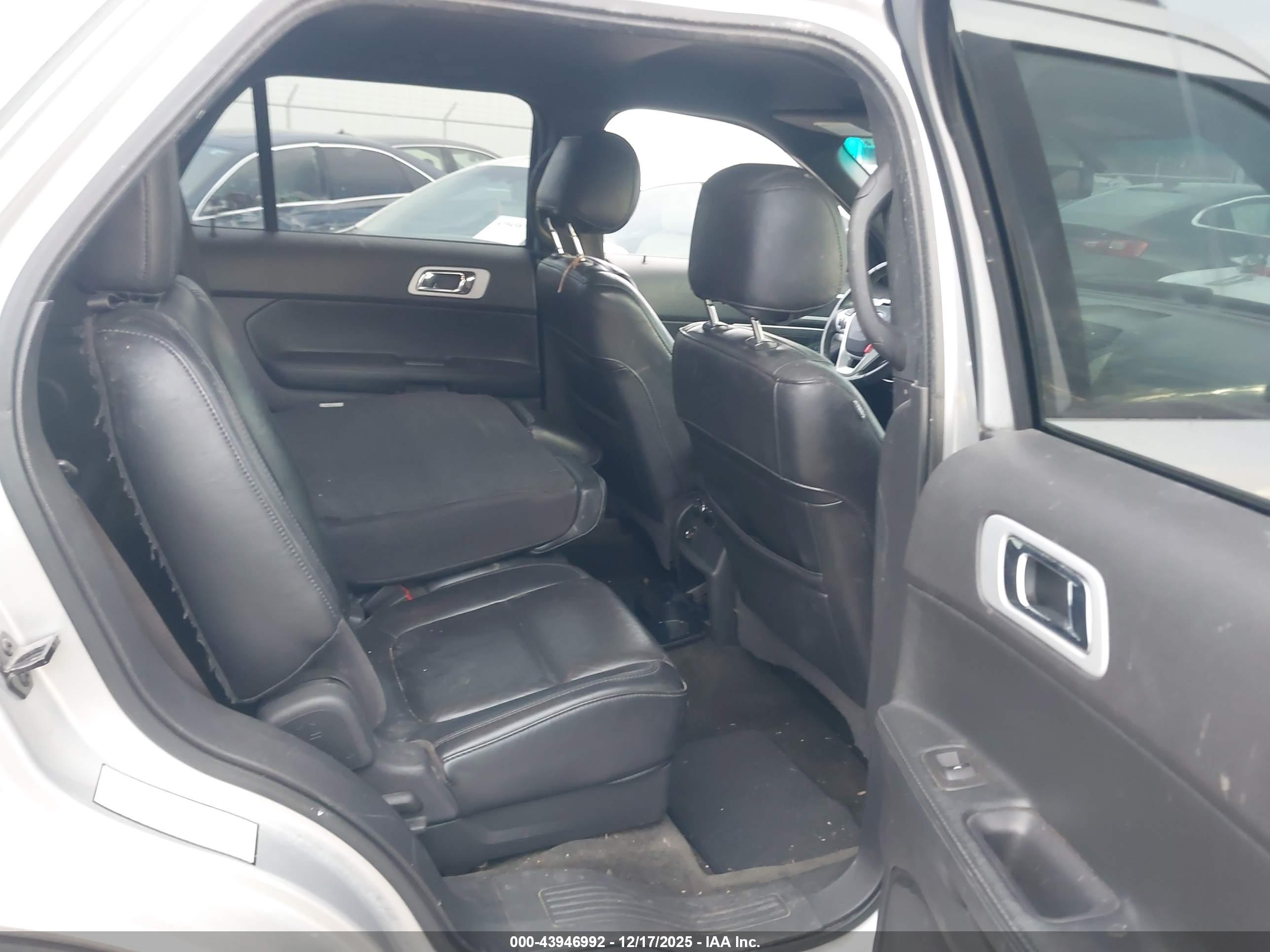 FORD EXPLORER image 8