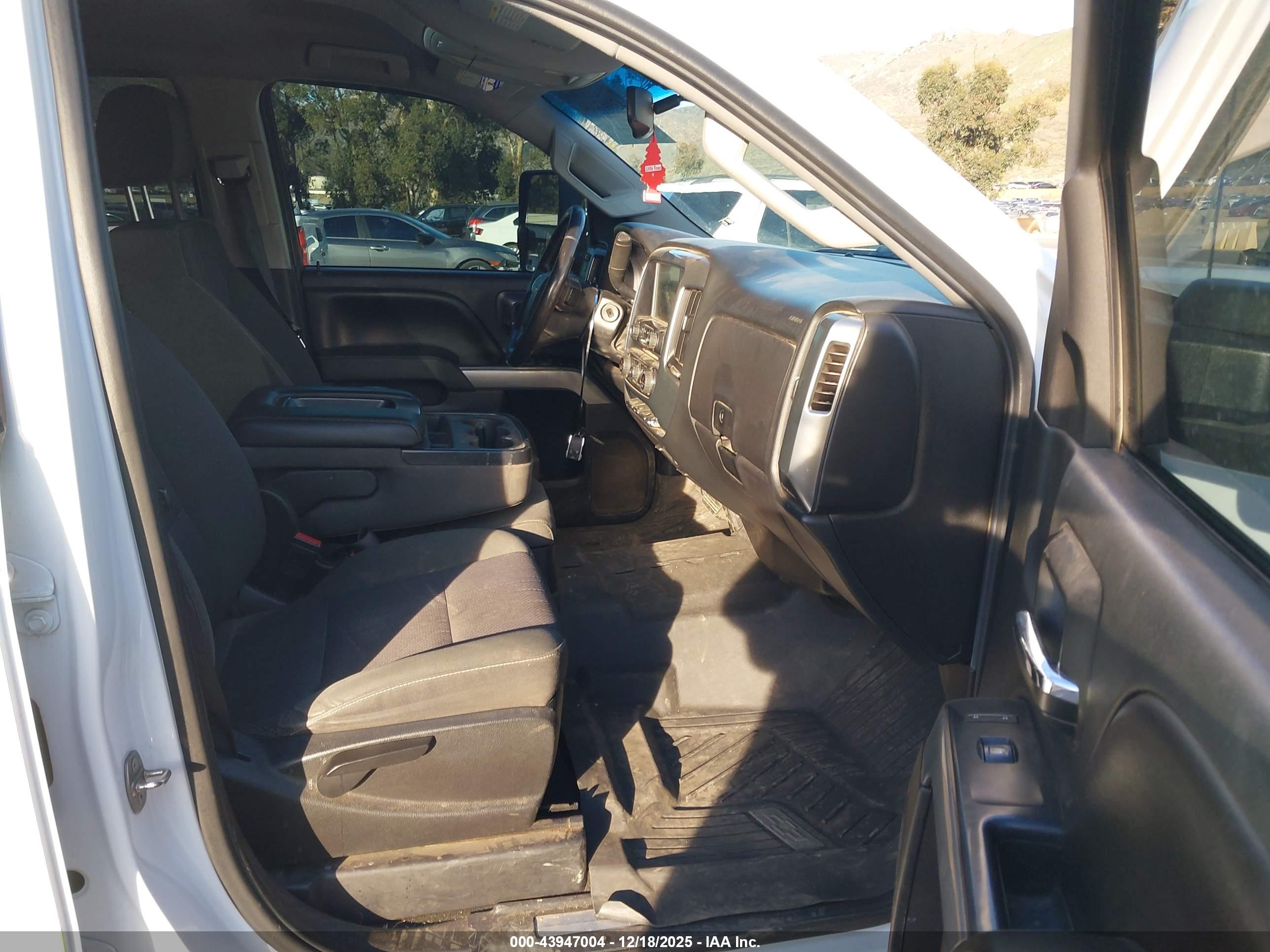 CHEVROLET SILVERADO image 5