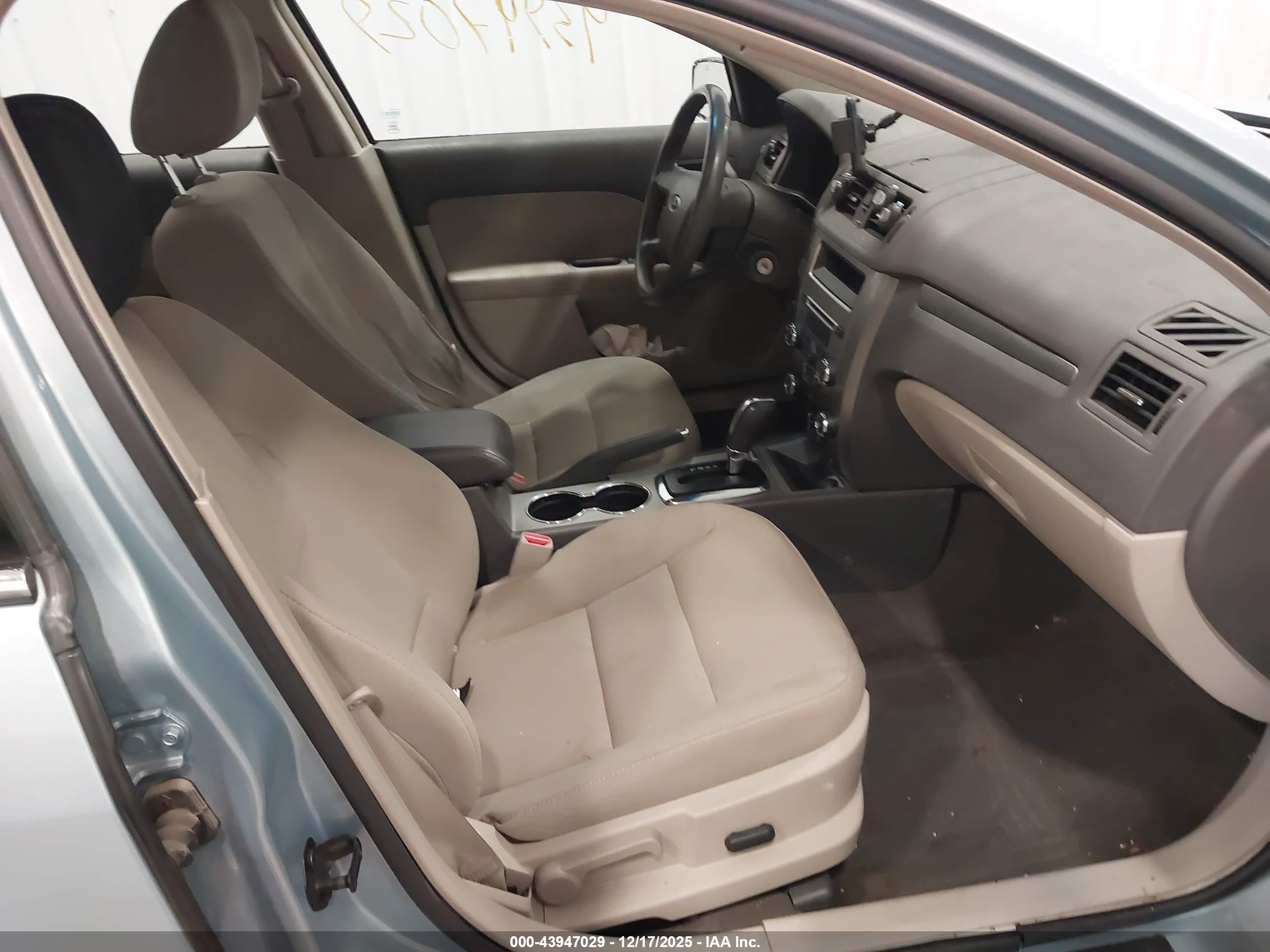 FORD FUSION image 5