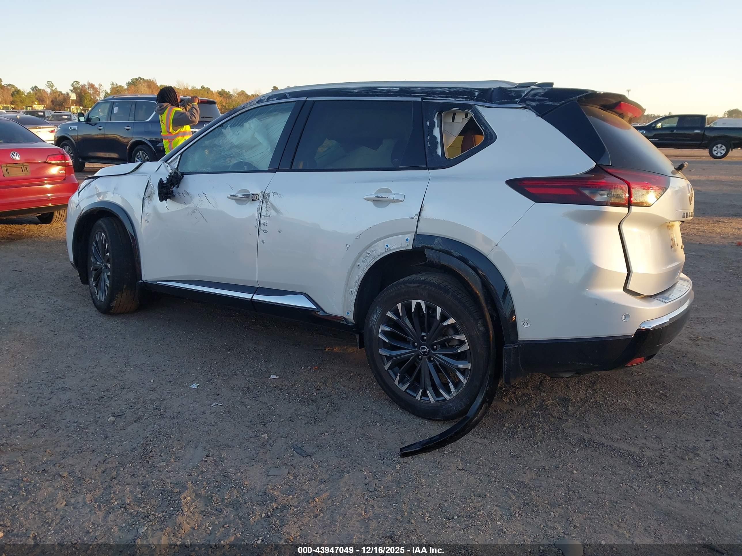 NISSAN ROGUE image 3