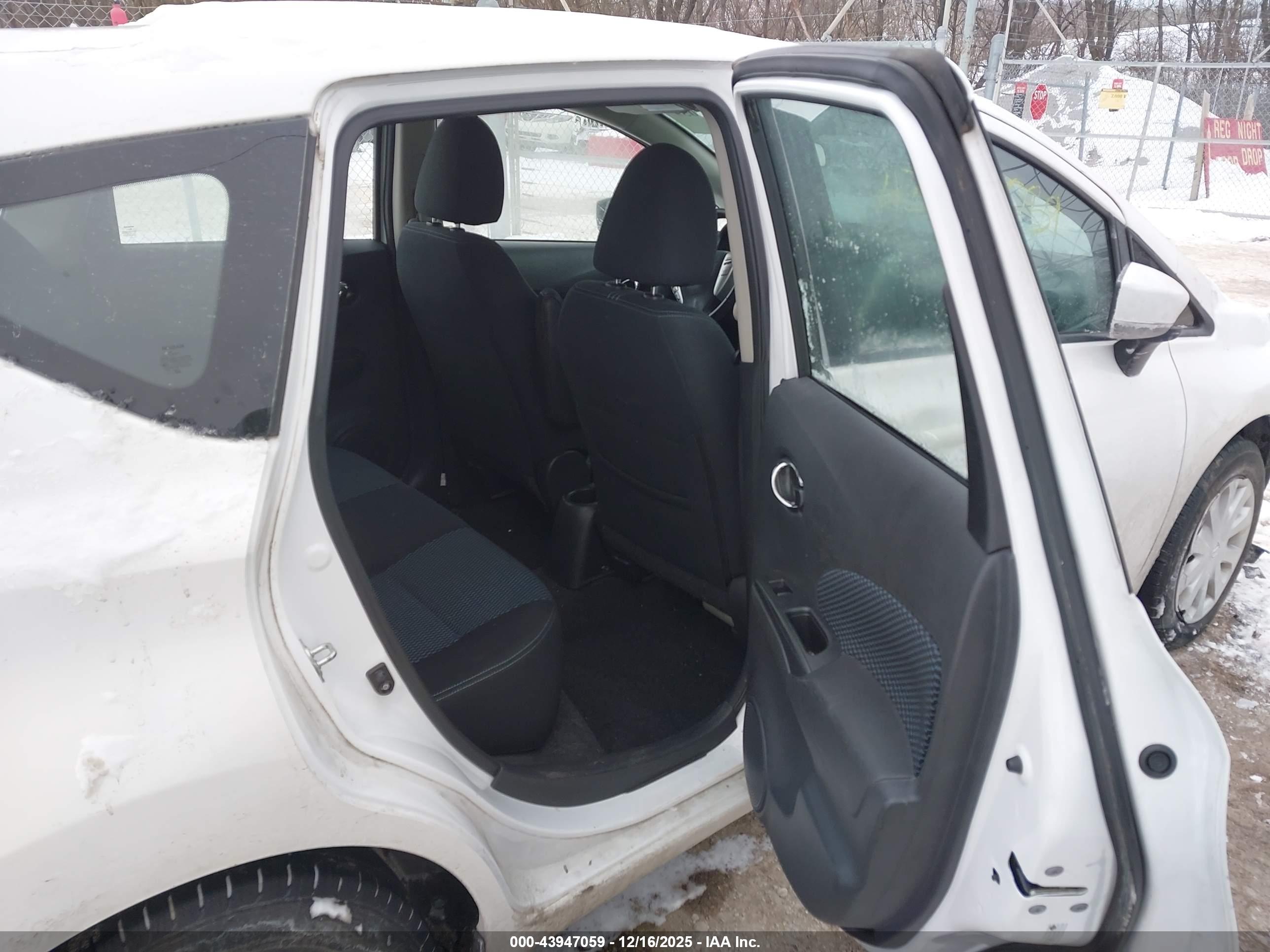 NISSAN VERSA image 8