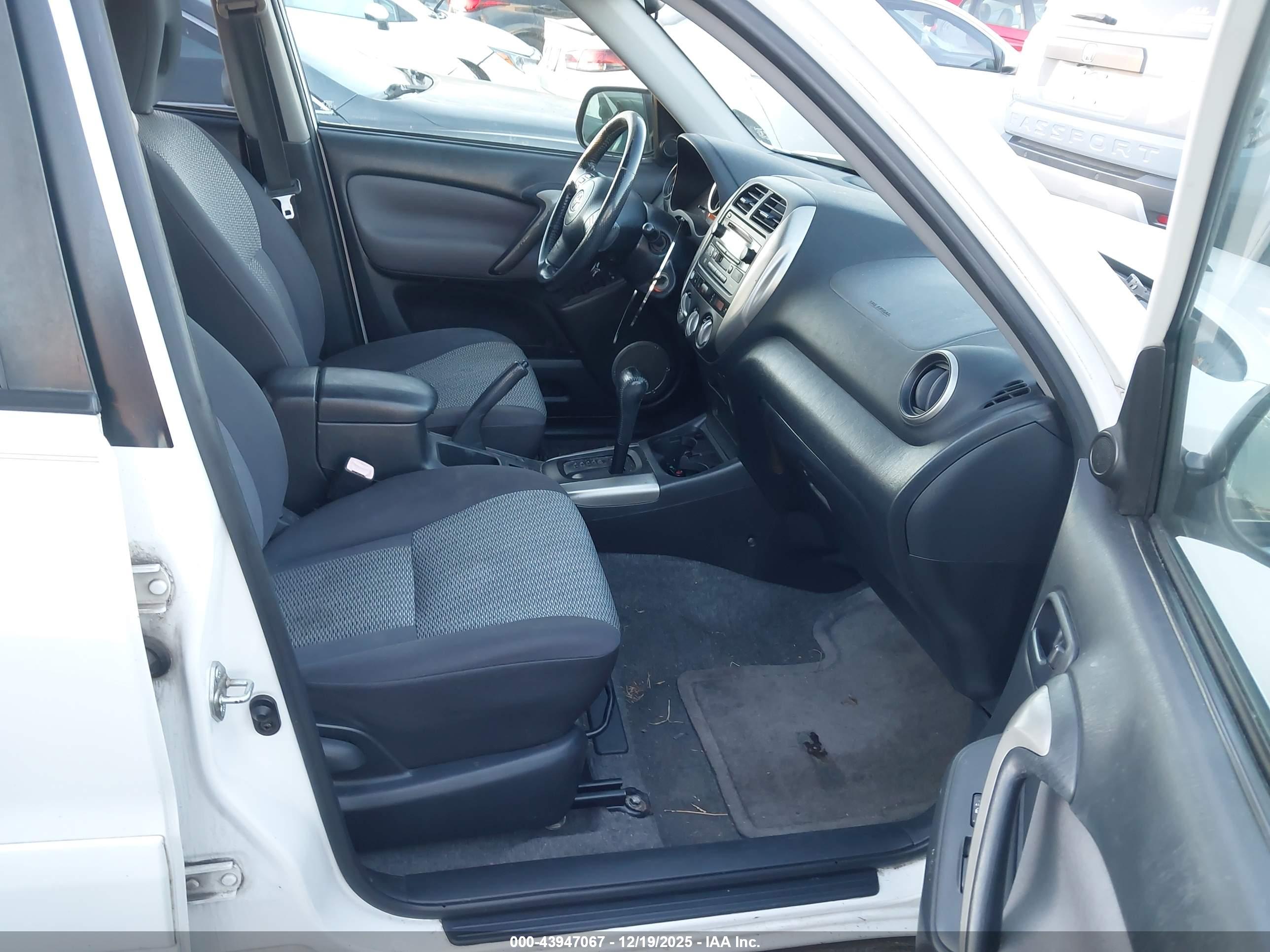 TOYOTA RAV4 image 5