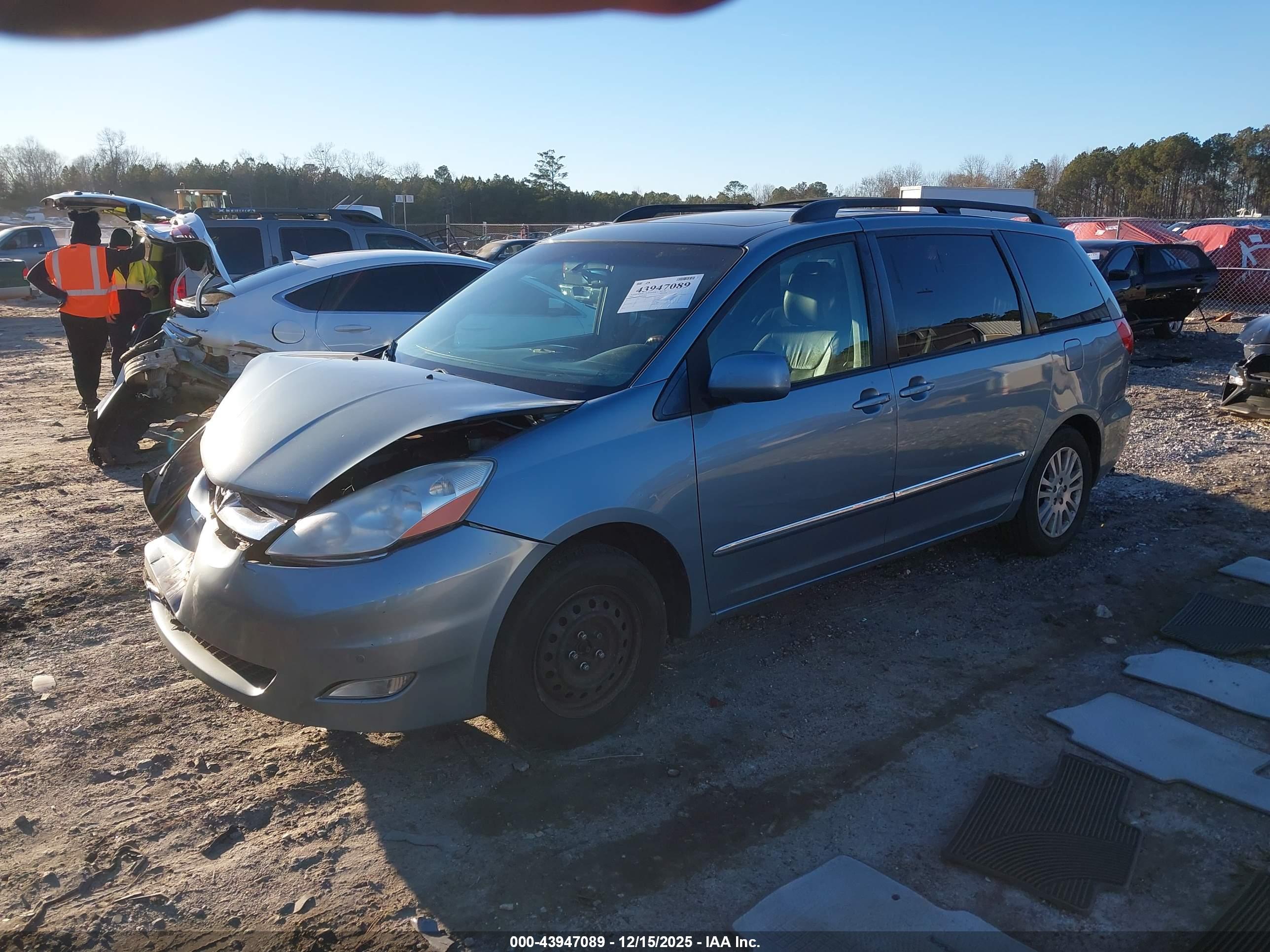 TOYOTA SIENNA image 2