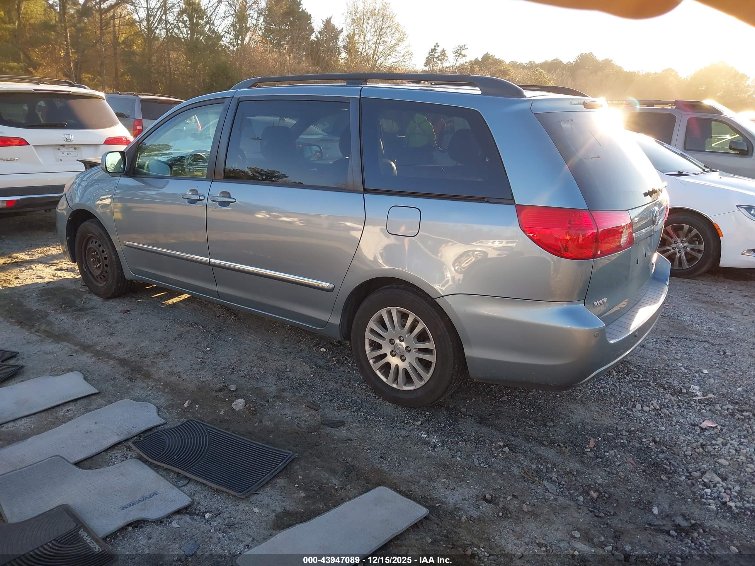 TOYOTA SIENNA image 3