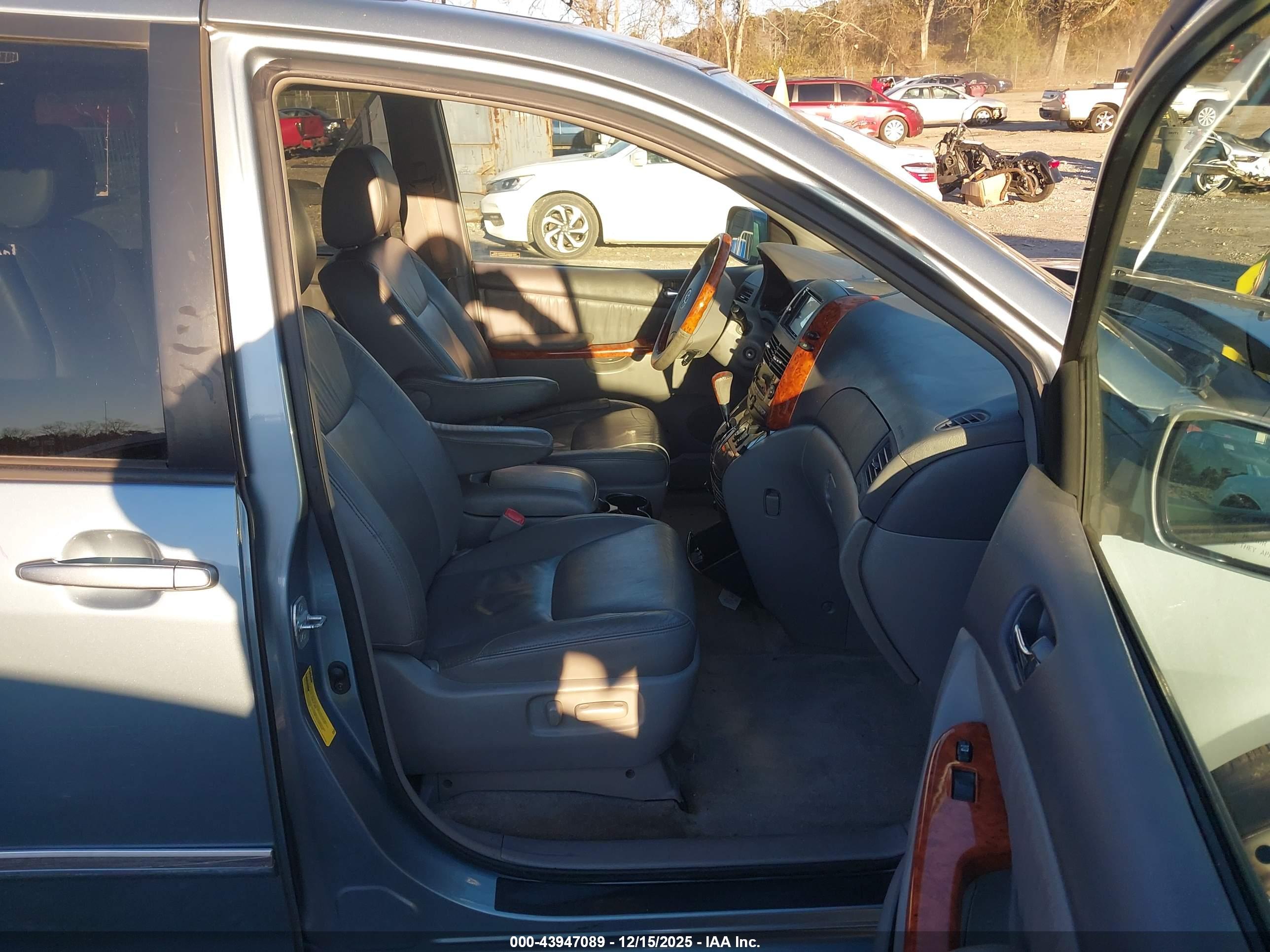 TOYOTA SIENNA image 5