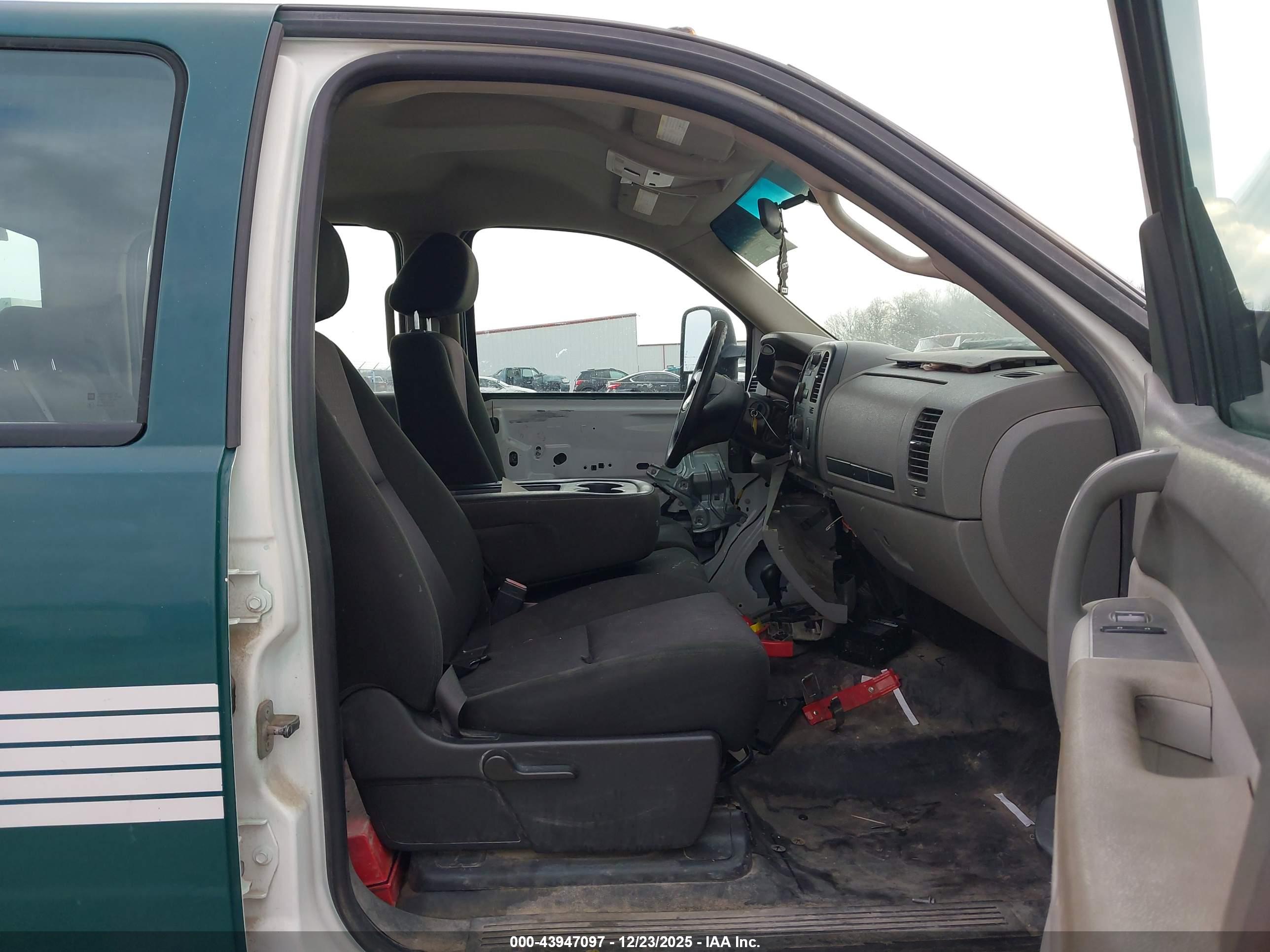 CHEVROLET SILVERADO image 7