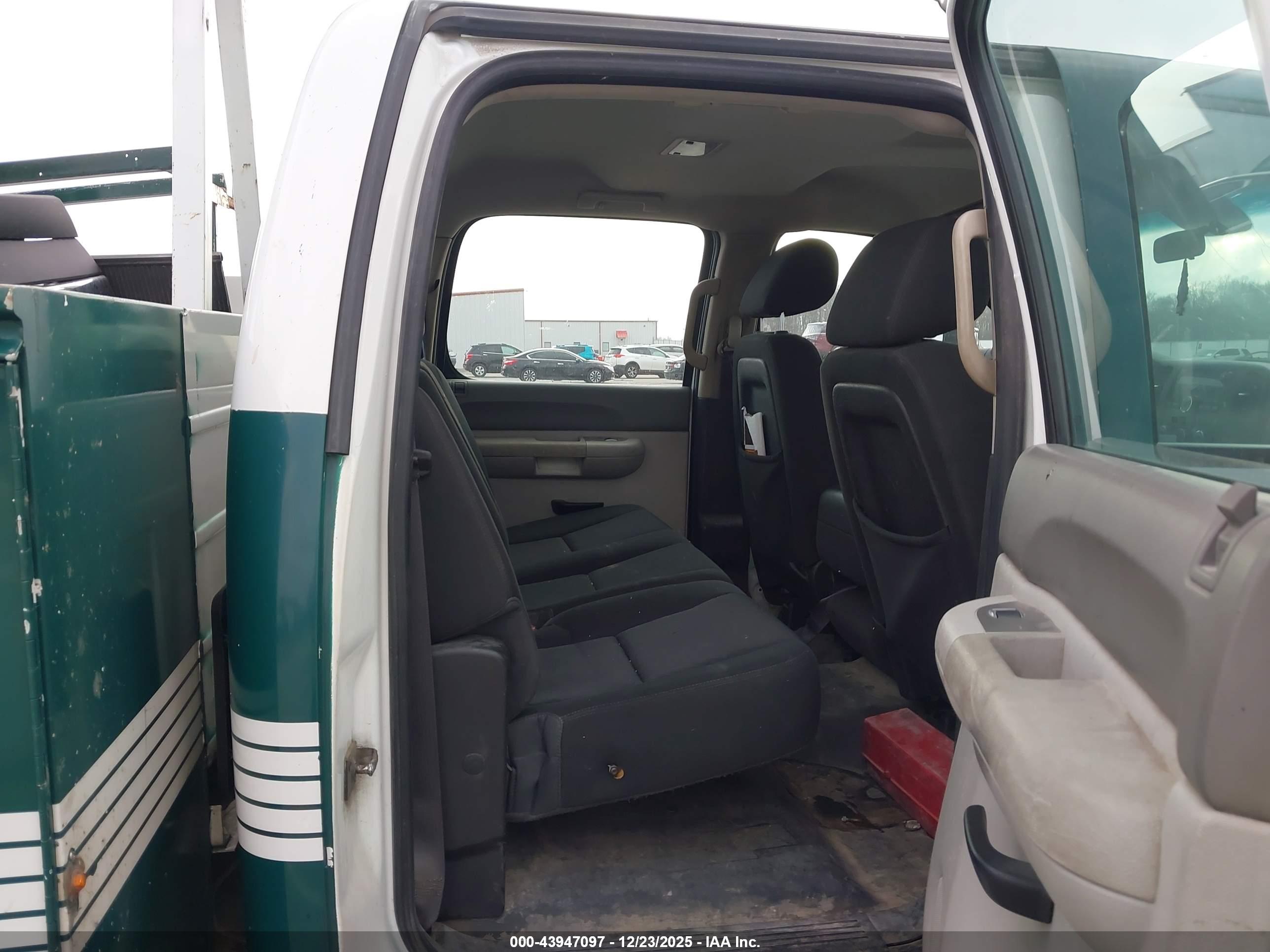 CHEVROLET SILVERADO image 8