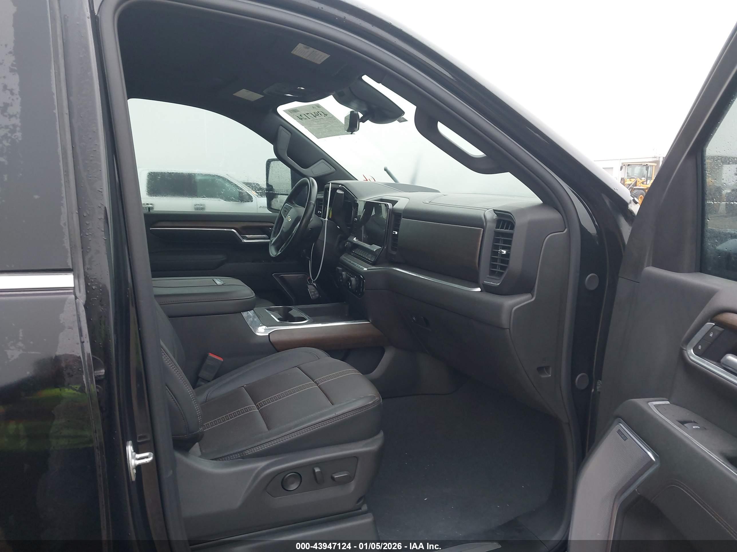 CHEVROLET SILVERADO image 7