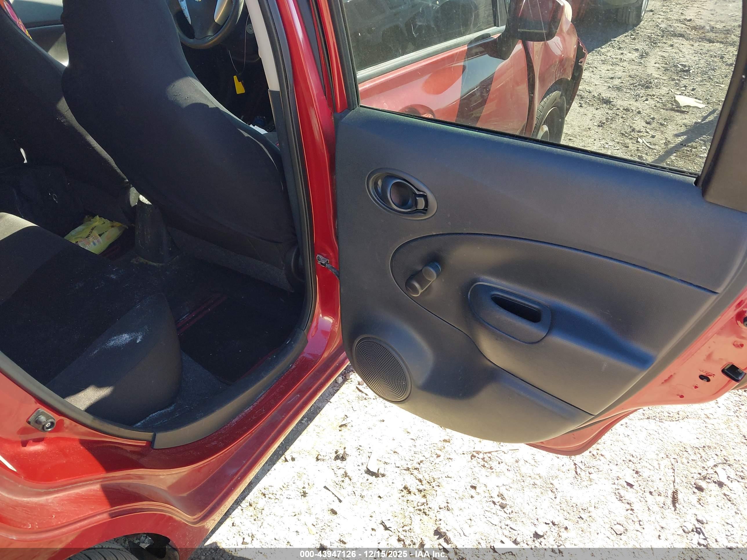 NISSAN VERSA image 8