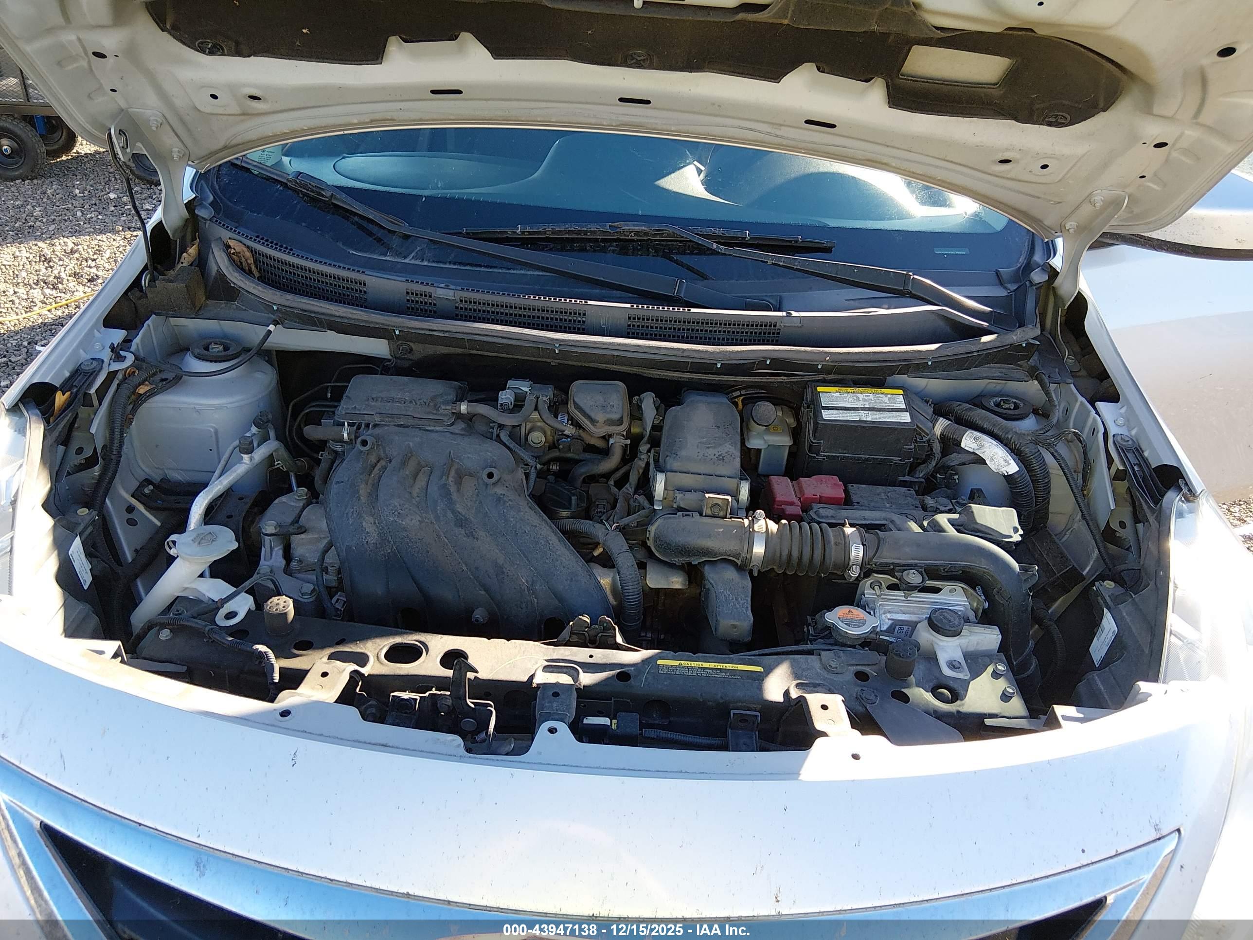 NISSAN VERSA image 10