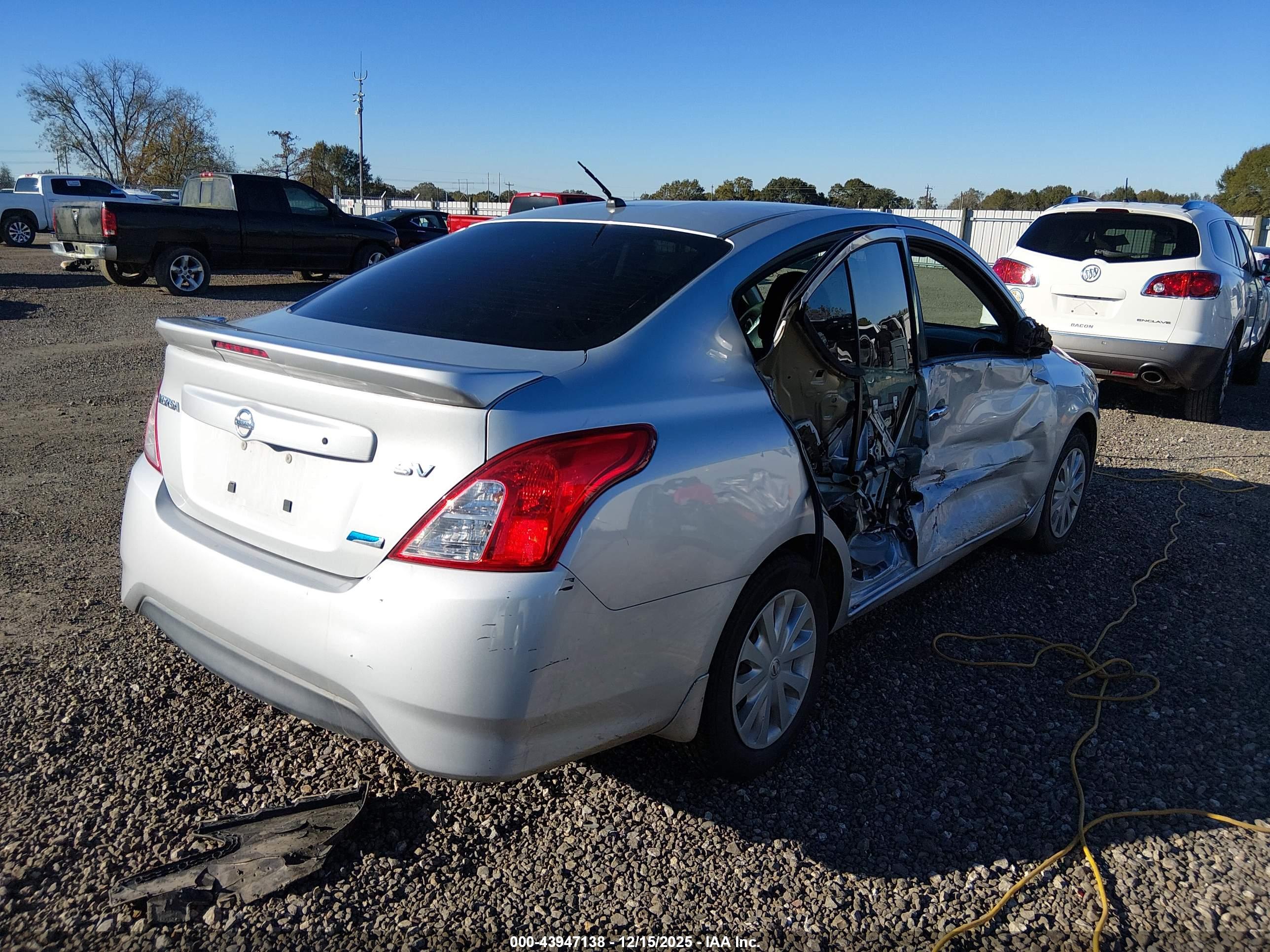 NISSAN VERSA image 4