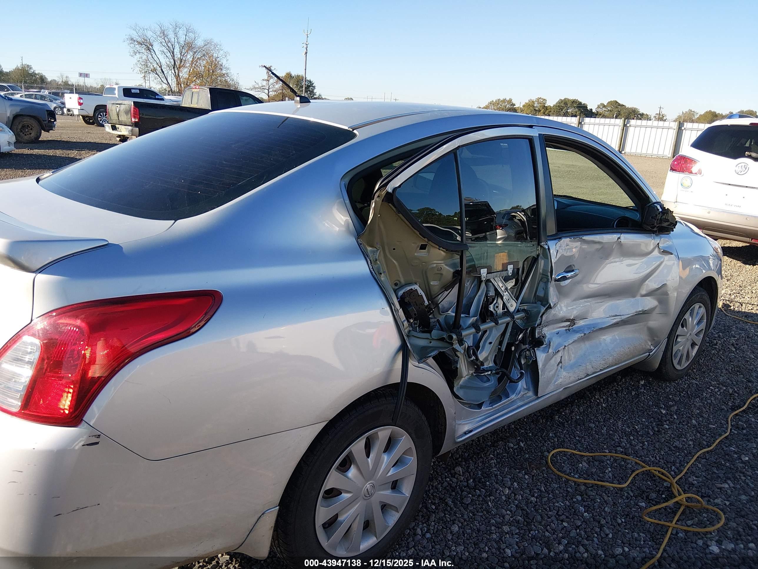 NISSAN VERSA image 6