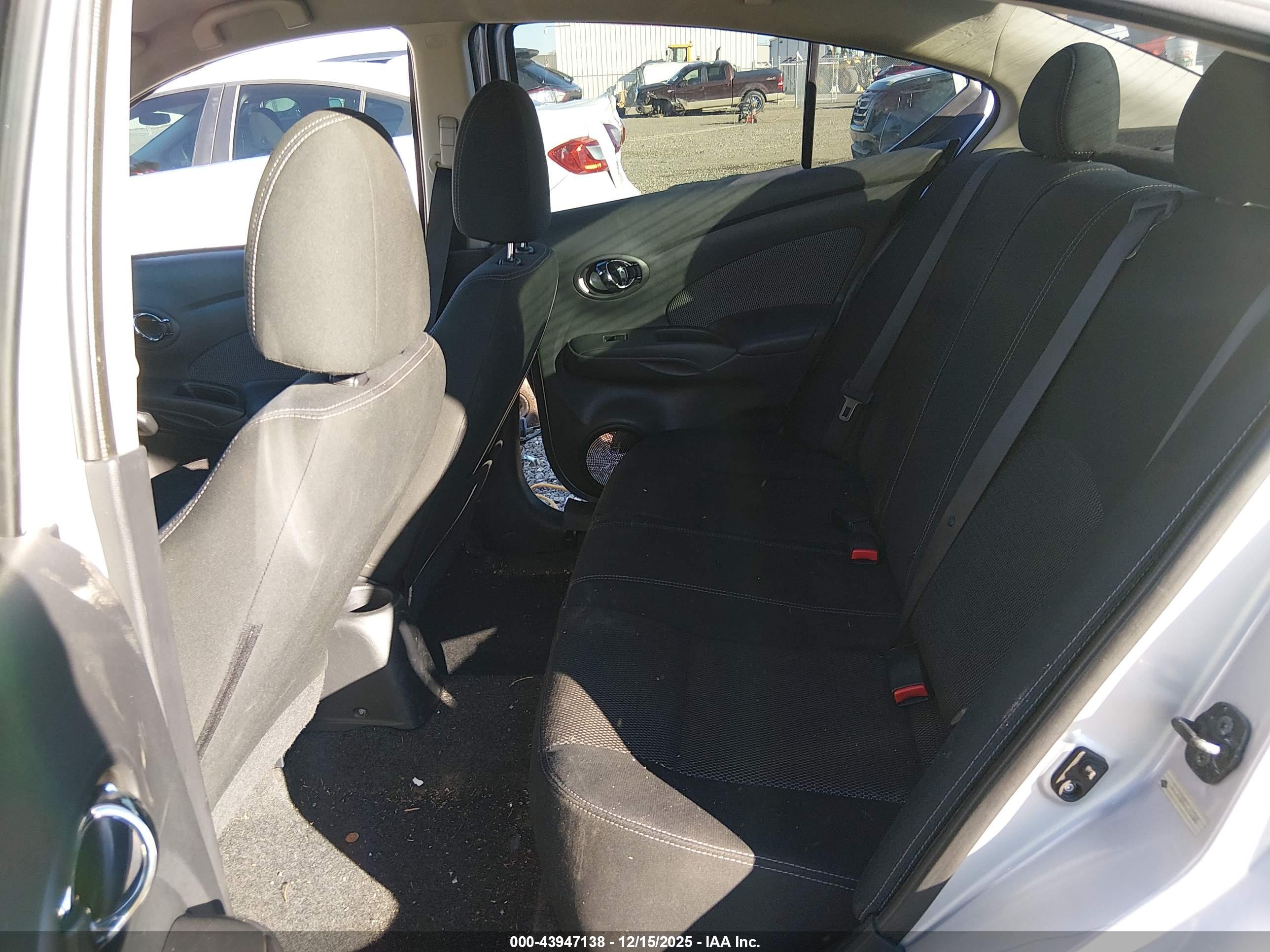 NISSAN VERSA image 8