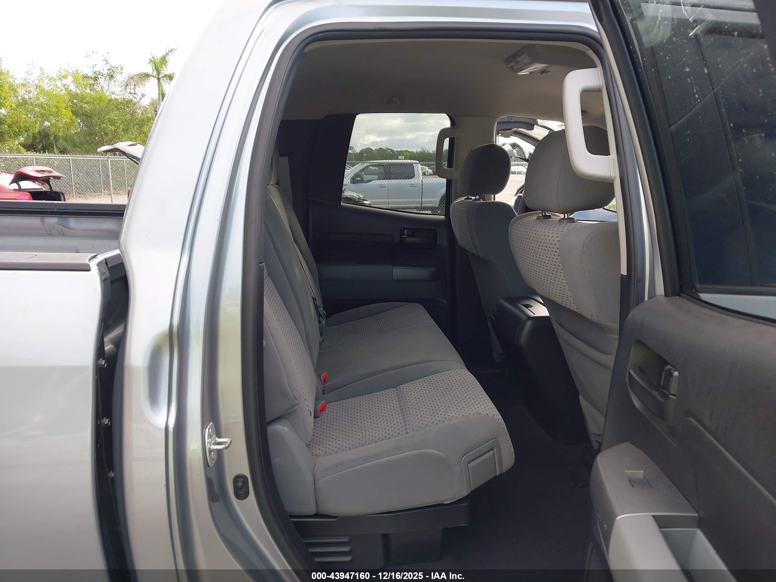 TOYOTA TUNDRA image 8