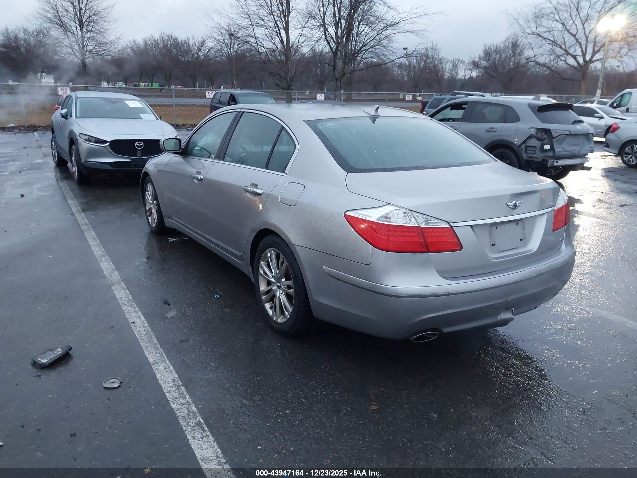 HYUNDAI GENESIS image 3