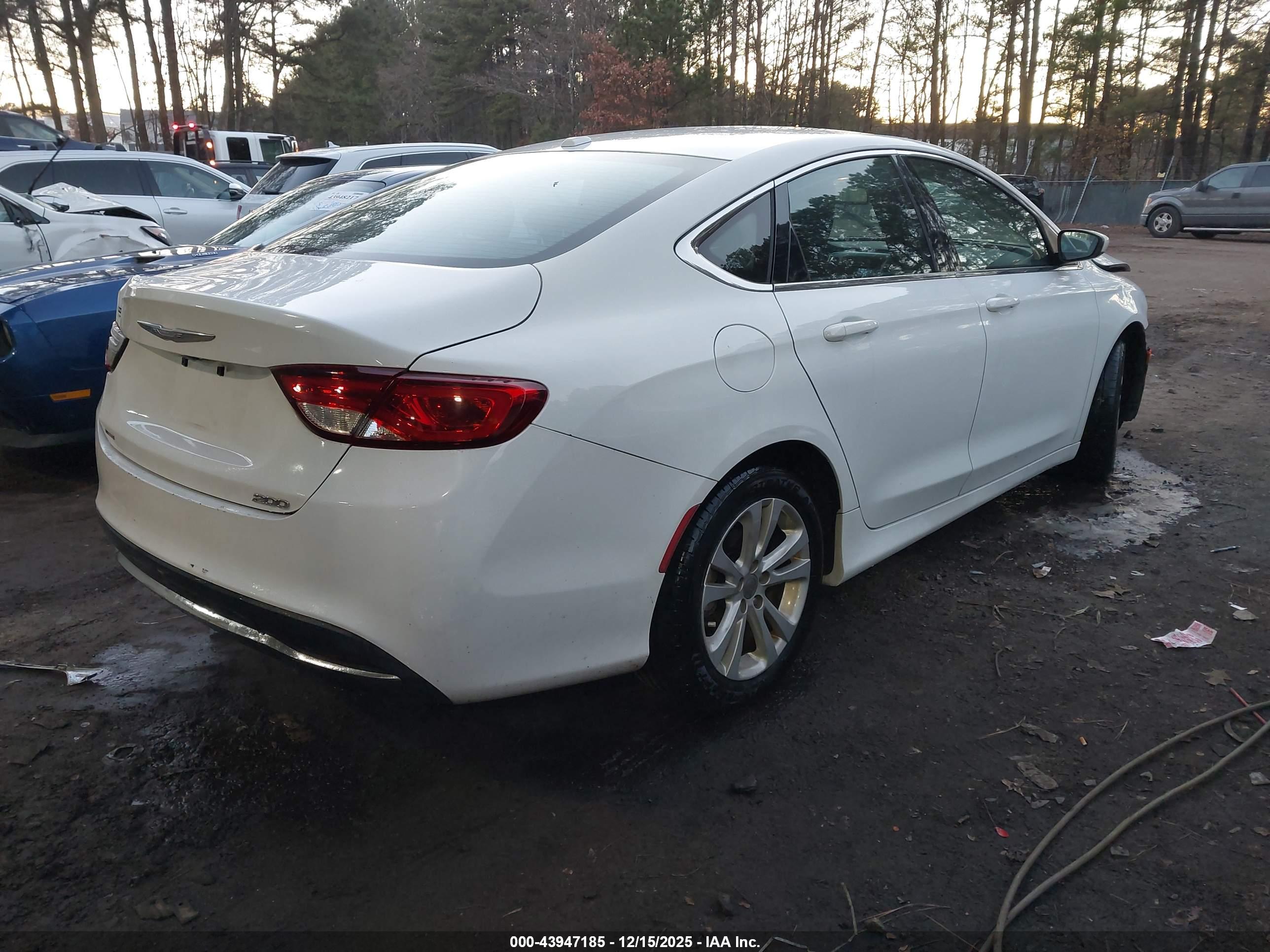 CHRYSLER 200 image 4