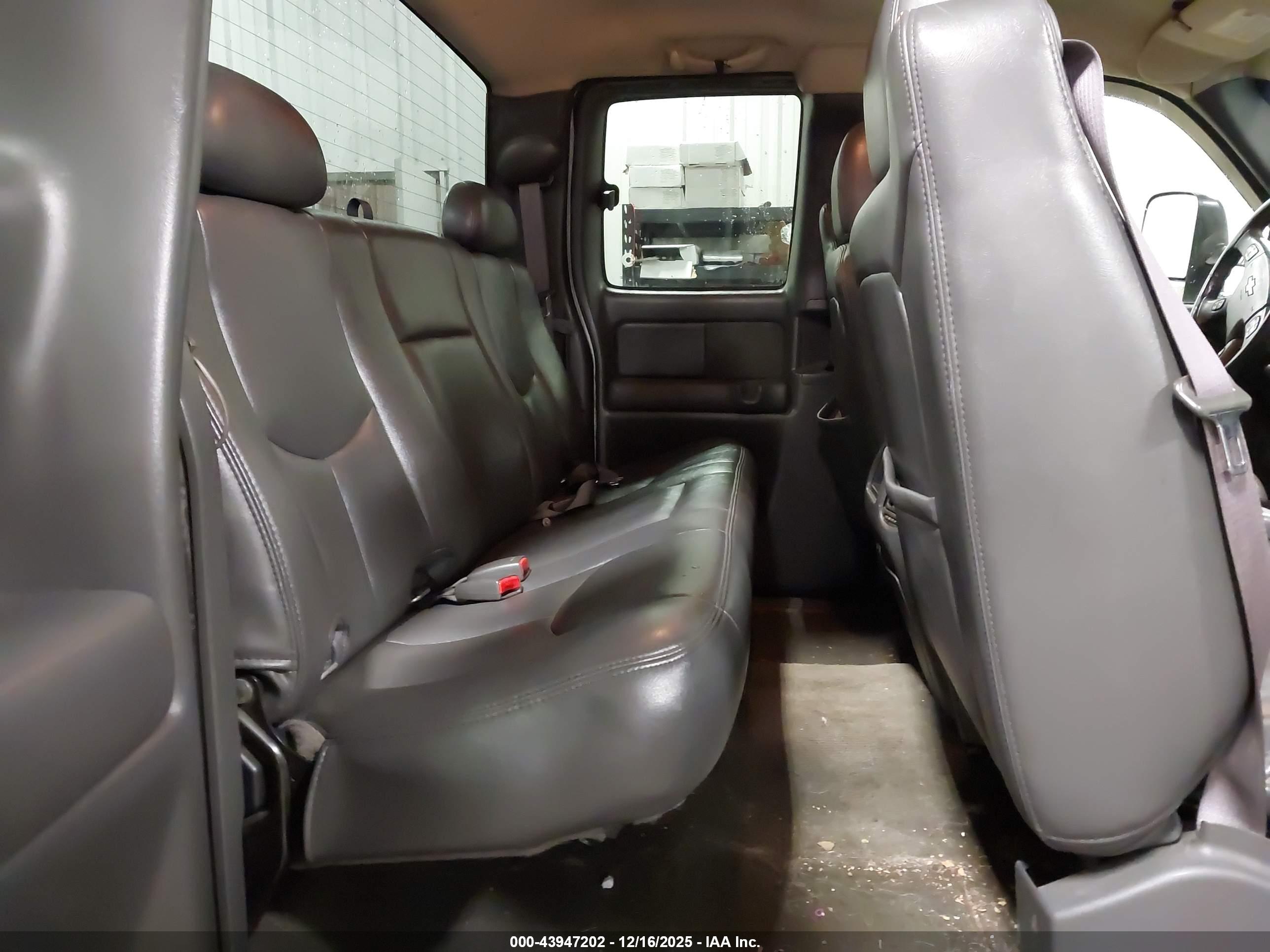 CHEVROLET SILVERADO image 8