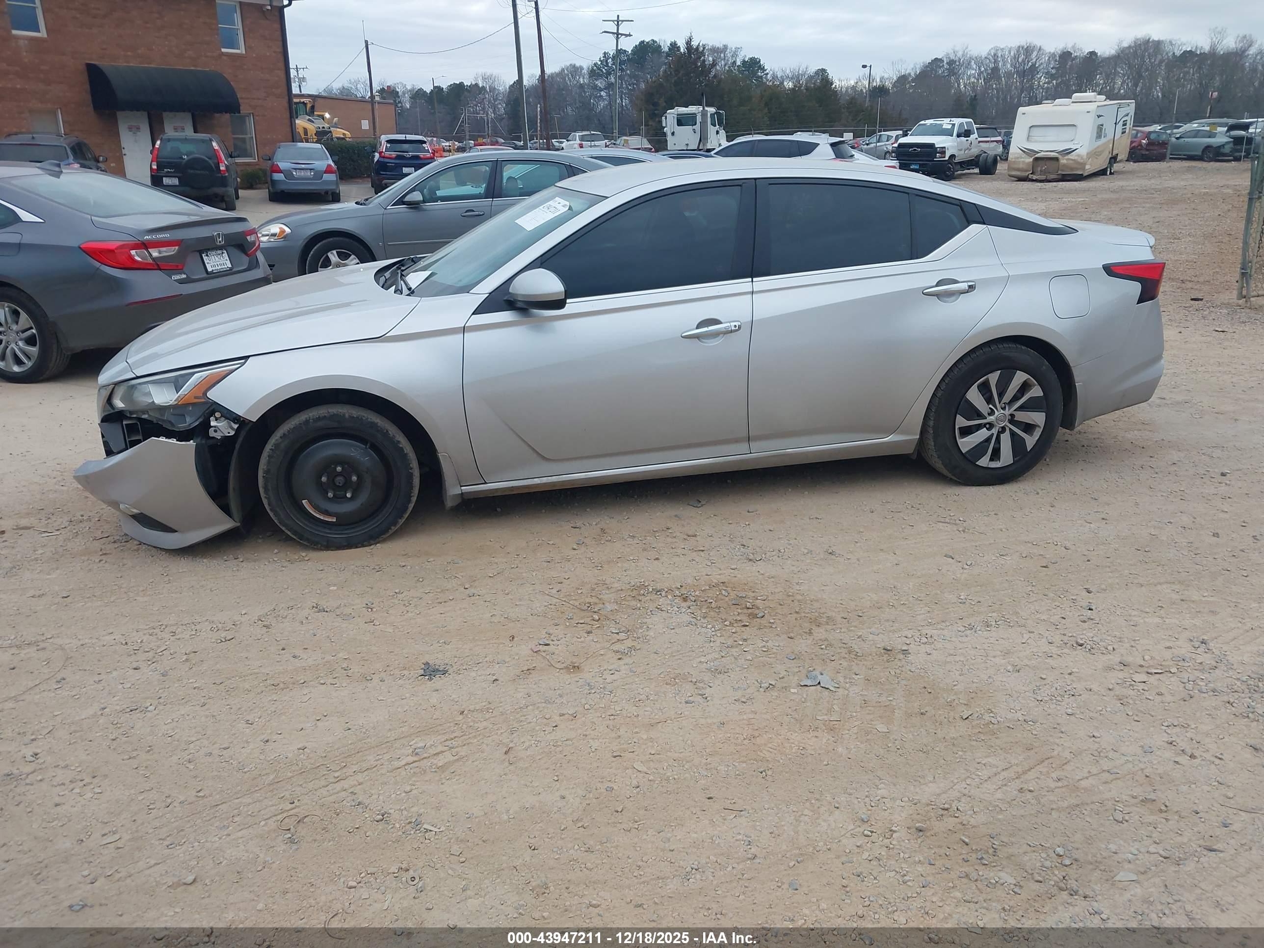 NISSAN ALTIMA image 2