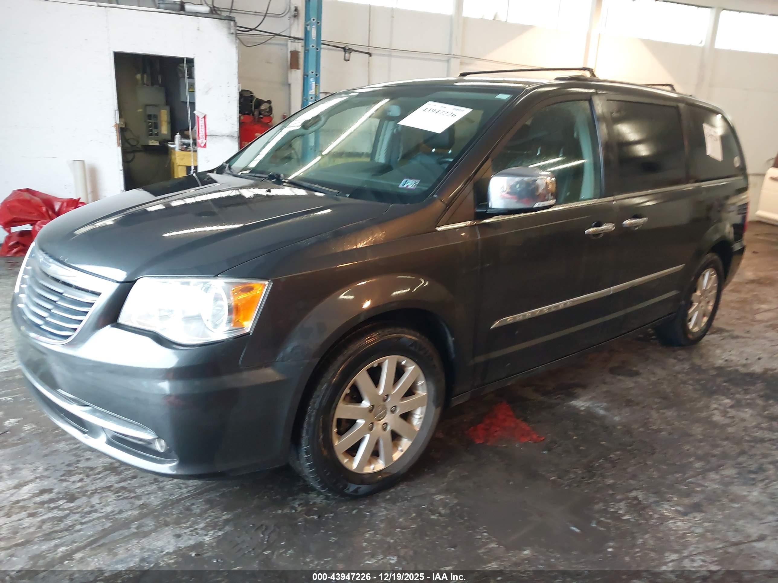 CHRYSLER TOWN image 2