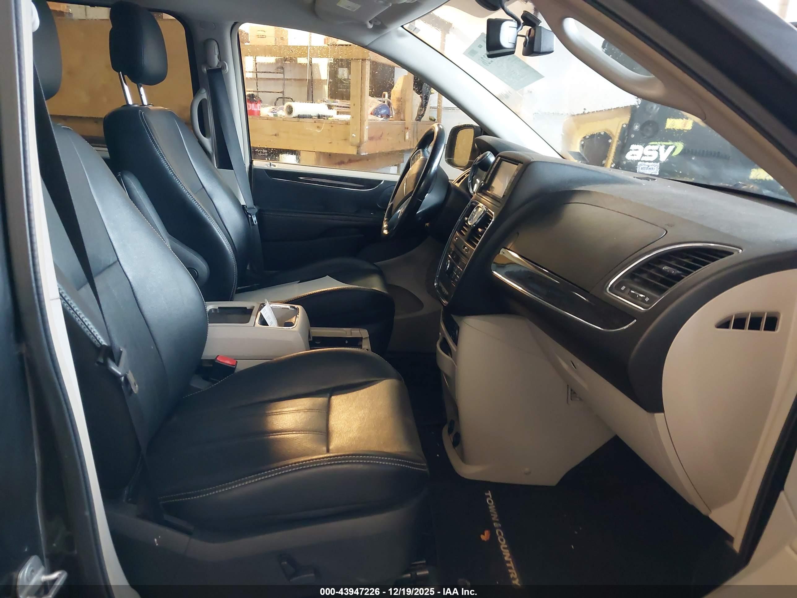 CHRYSLER TOWN image 5