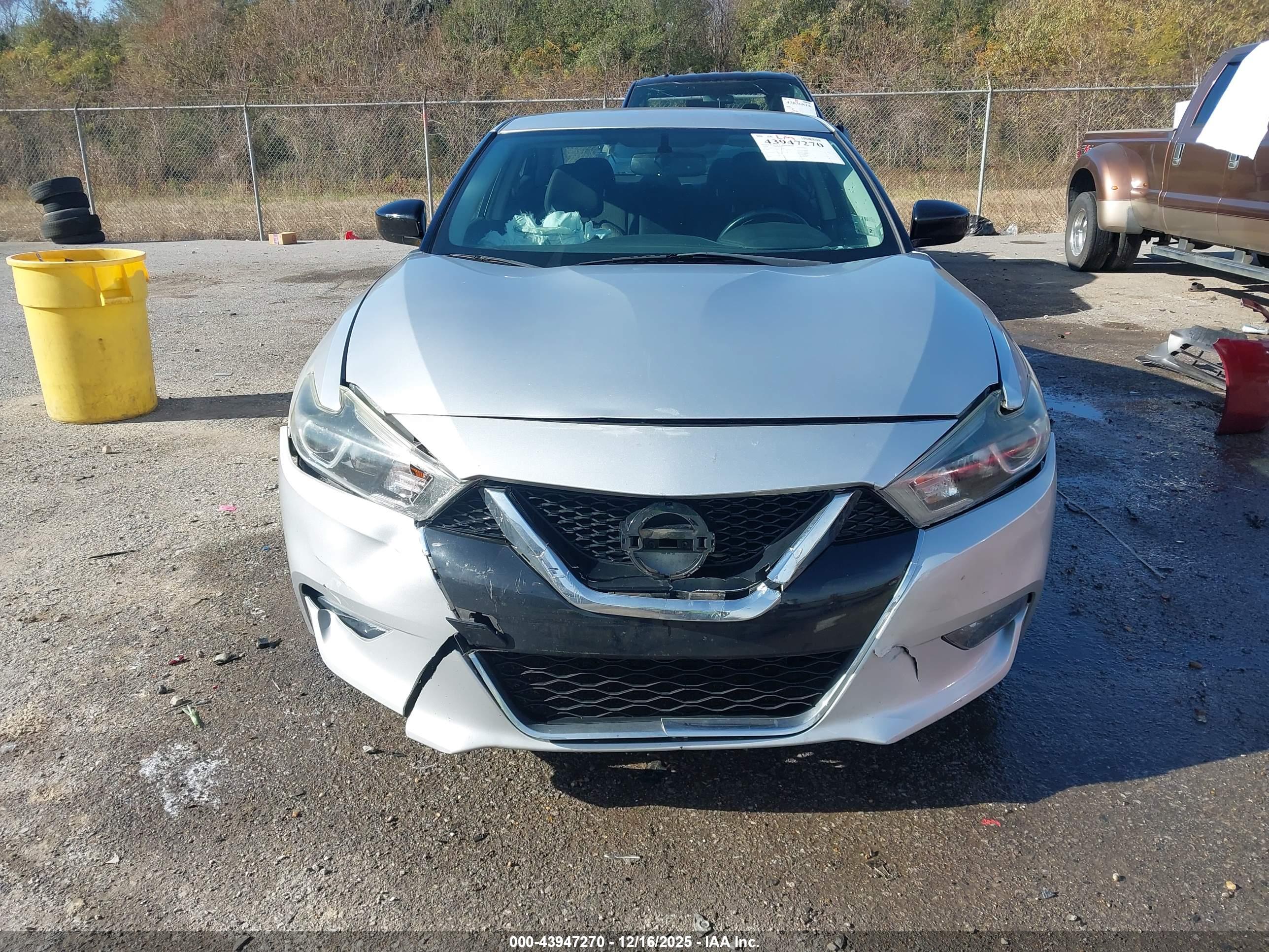 NISSAN MAXIMA image 6