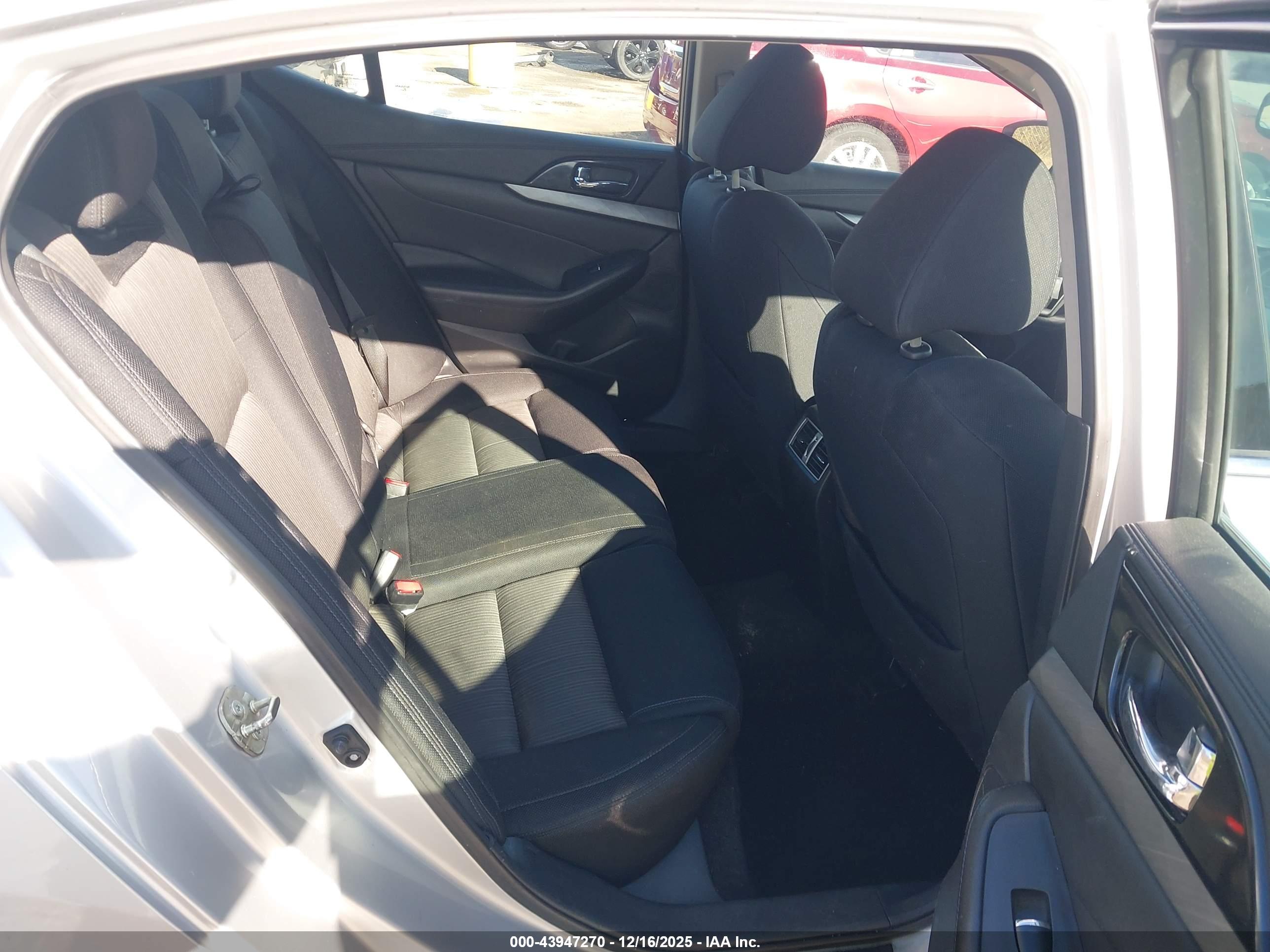 NISSAN MAXIMA image 8