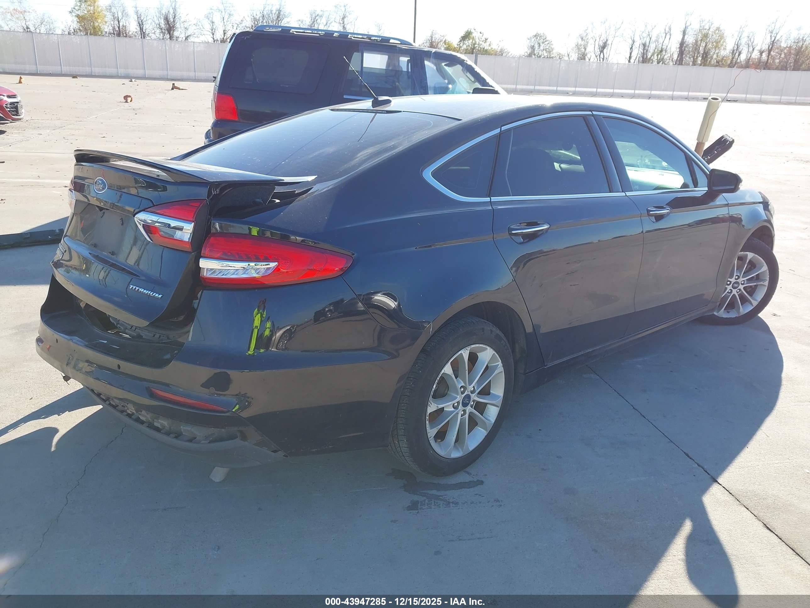 FORD FUSION image 4
