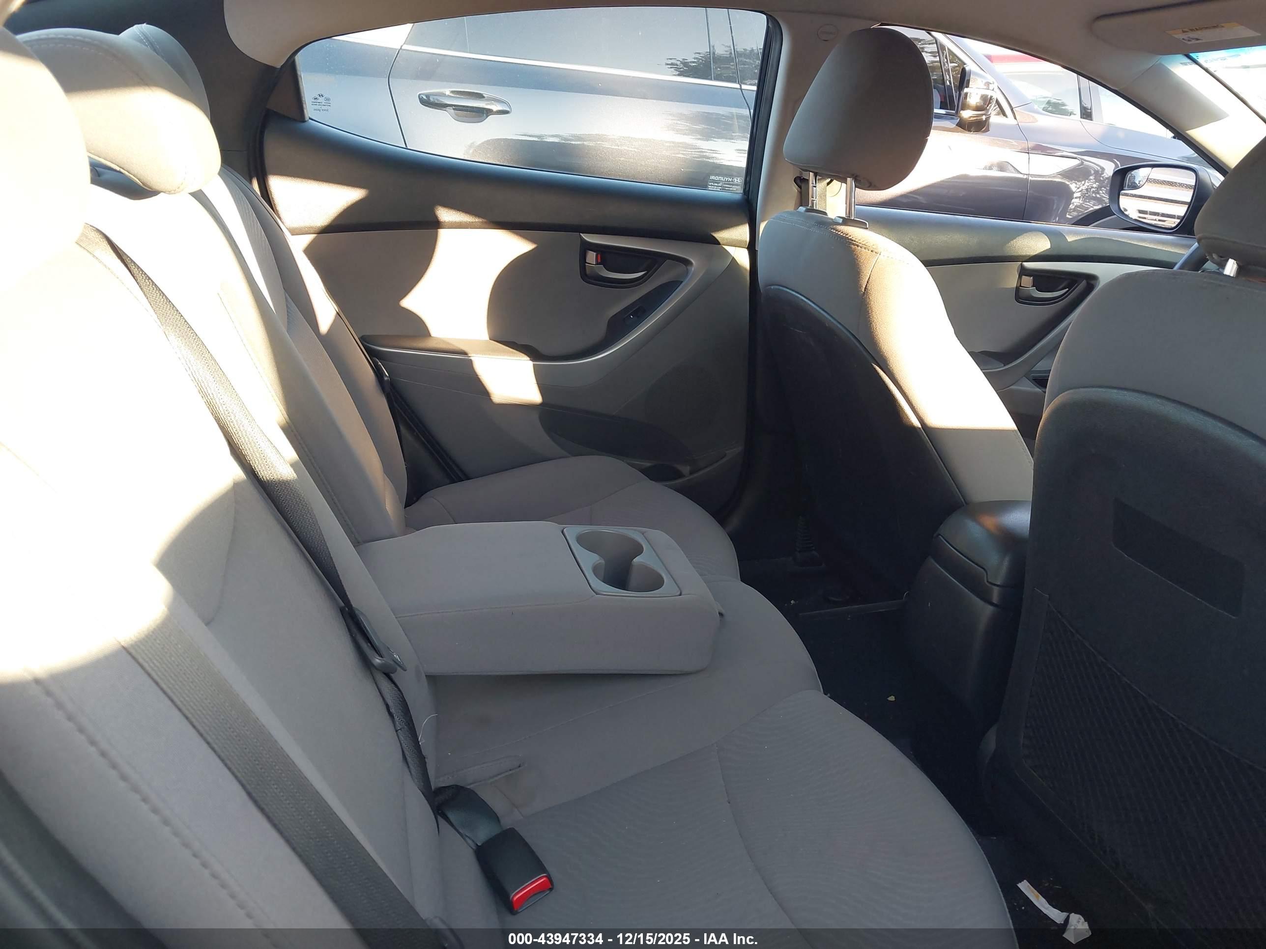 HYUNDAI ELANTRA image 8