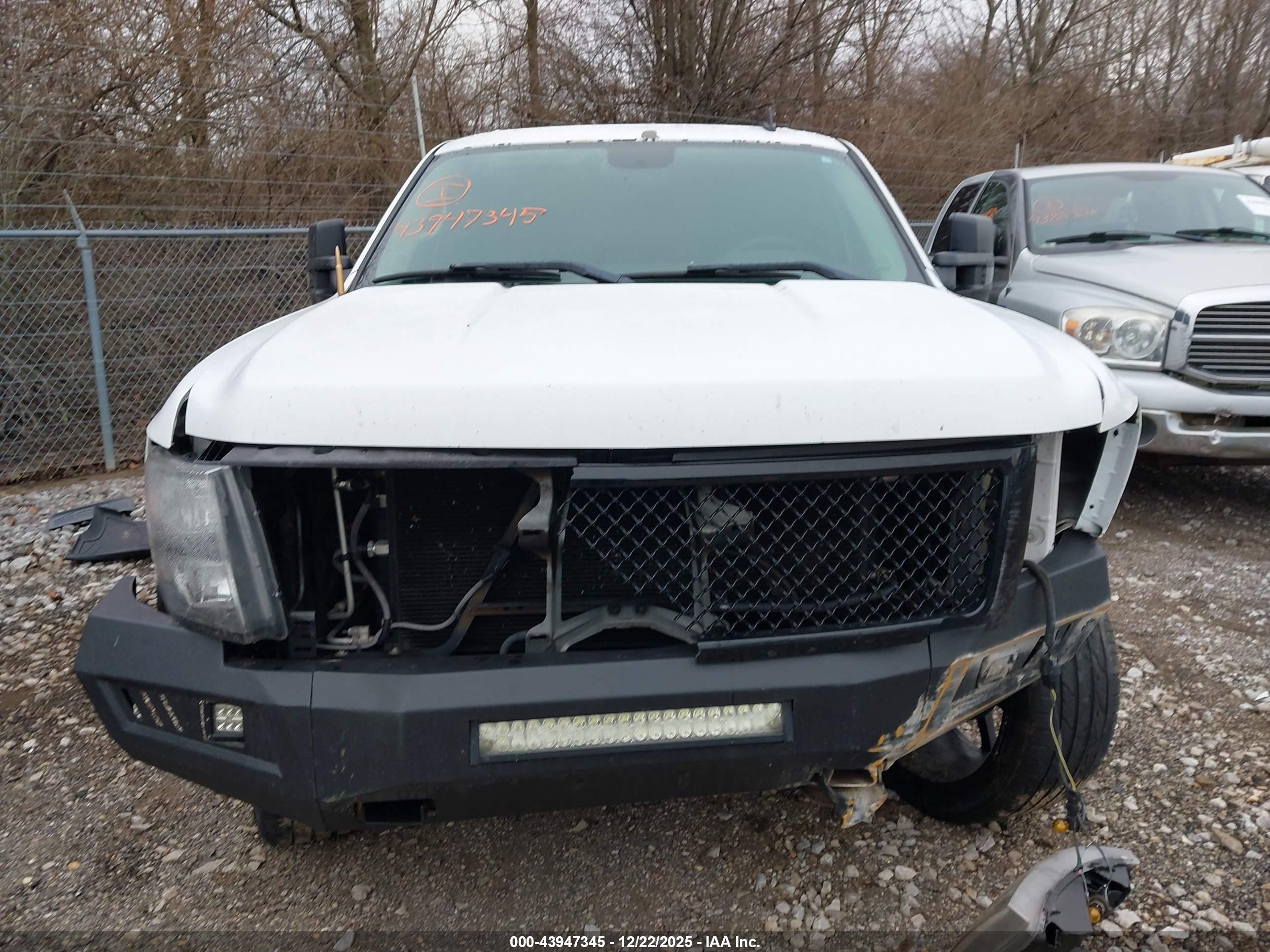 CHEVROLET SILVERADO image 6