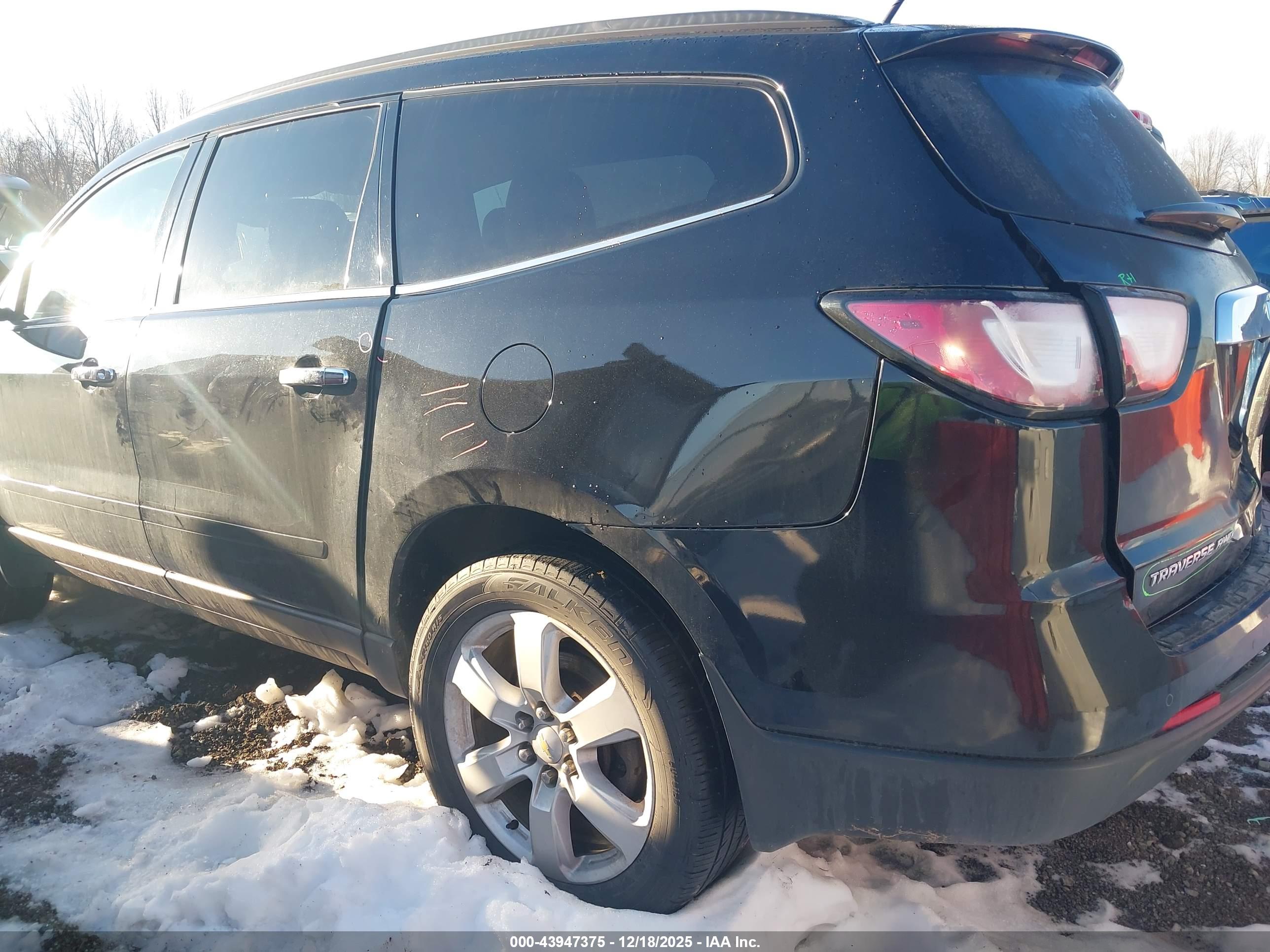 CHEVROLET TRAVERSE image 3