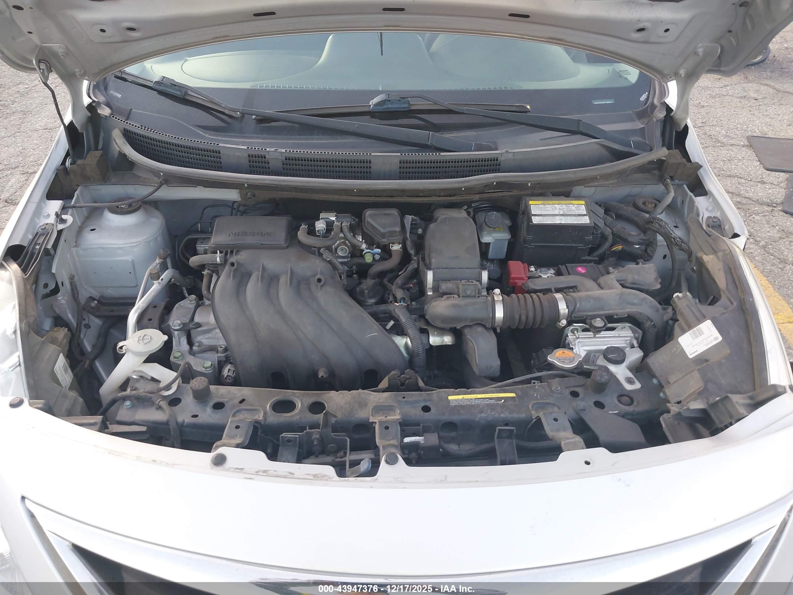 NISSAN VERSA image 10
