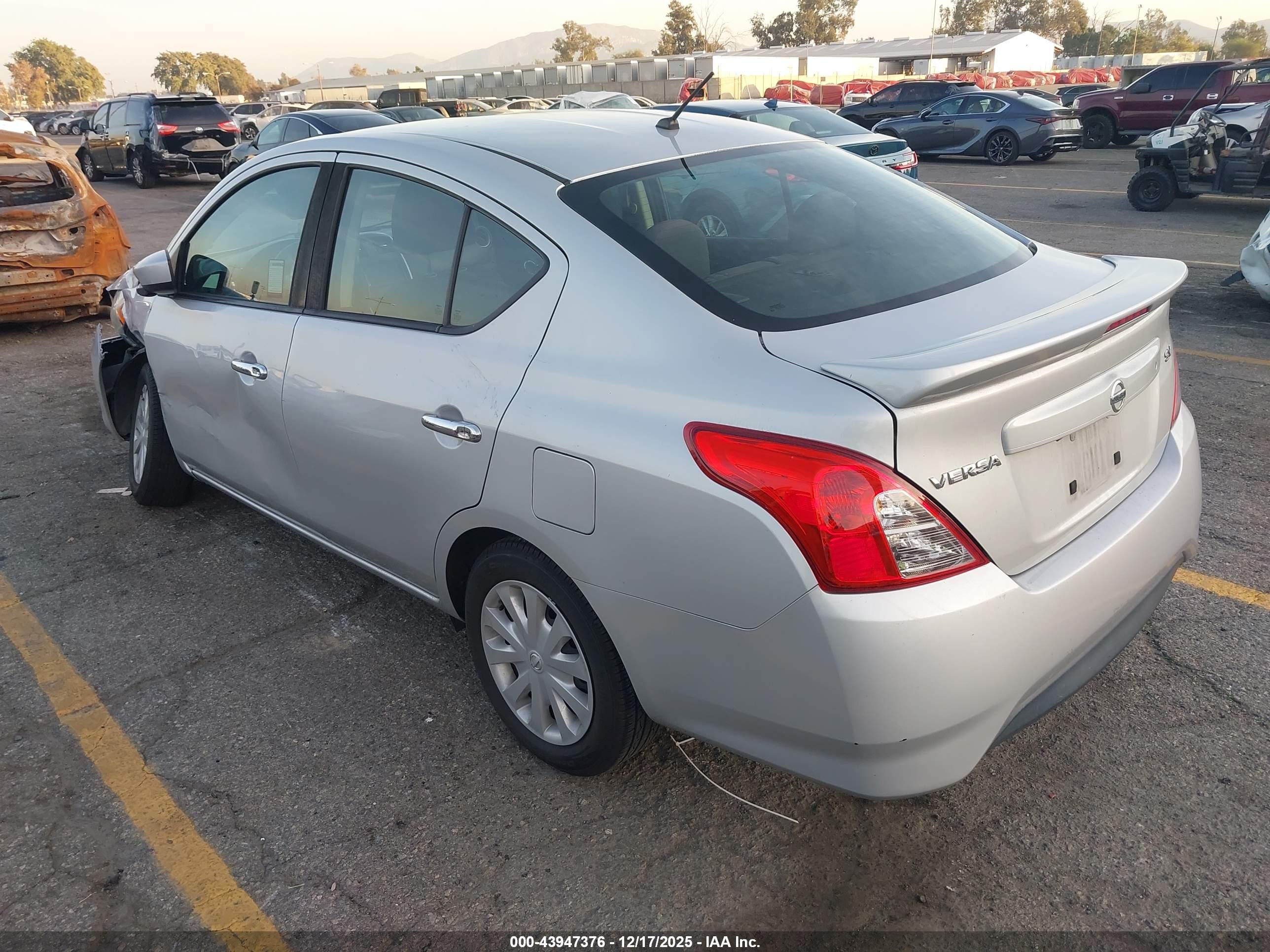 NISSAN VERSA image 3