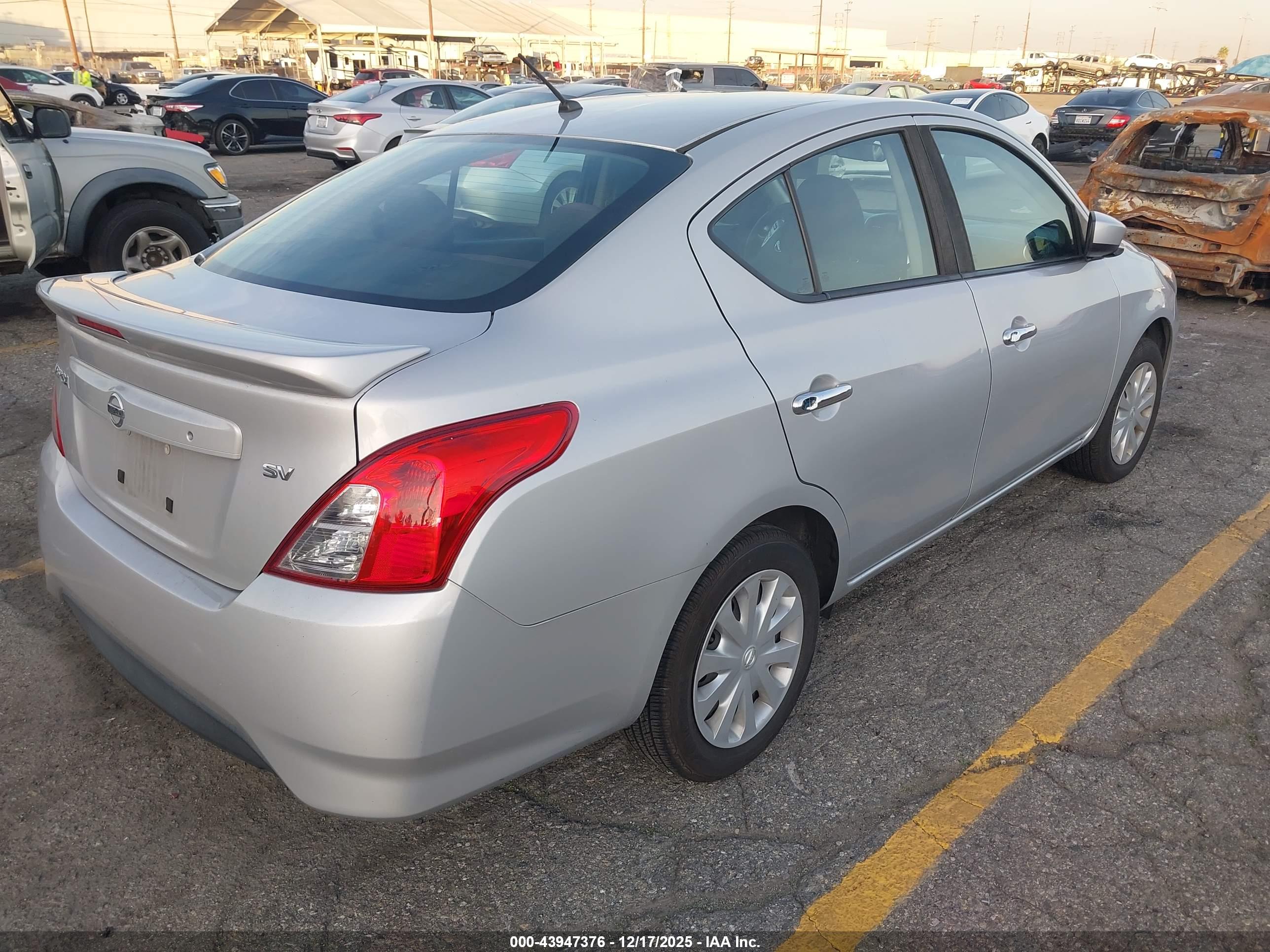NISSAN VERSA image 4