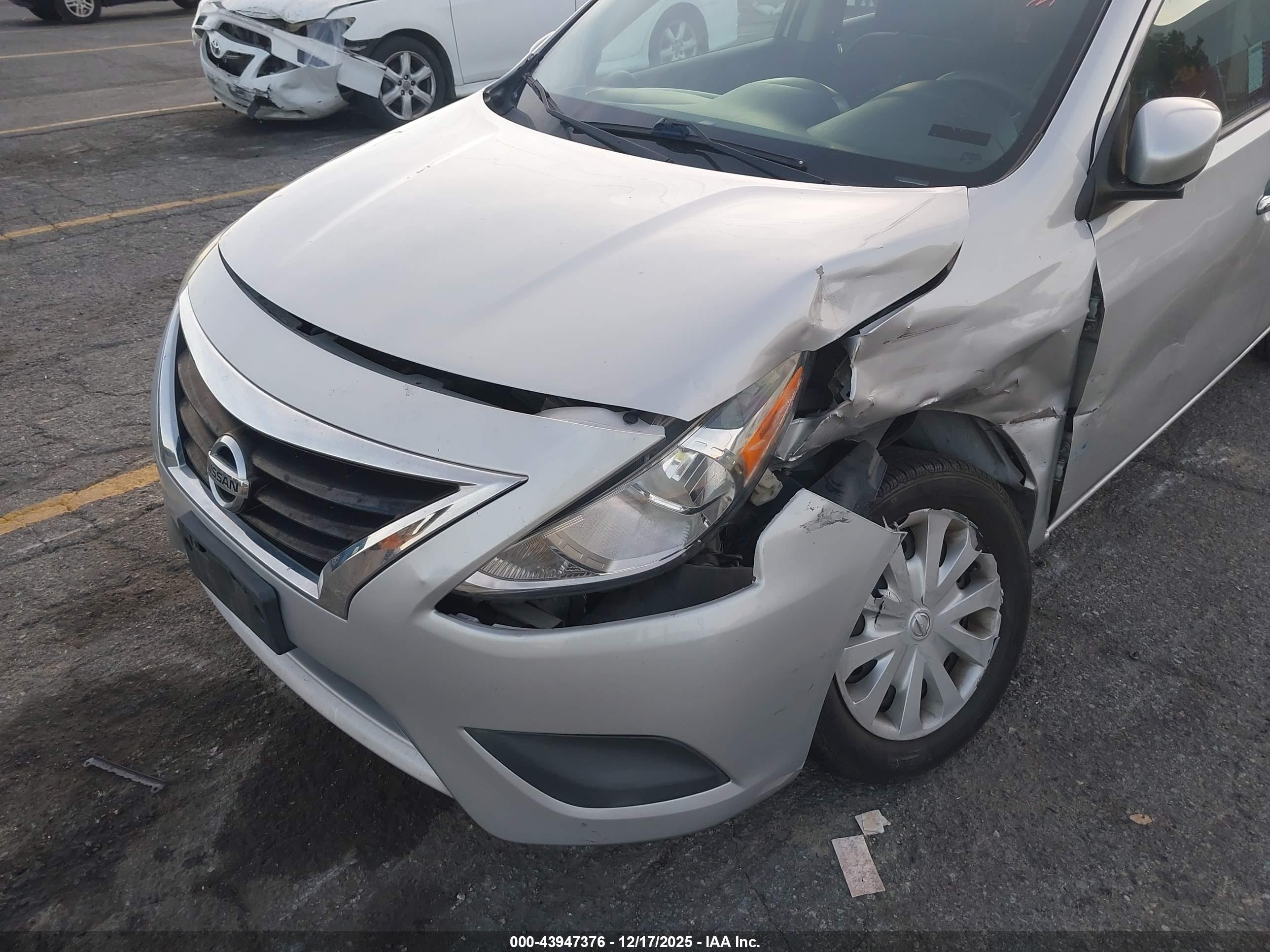 NISSAN VERSA image 6