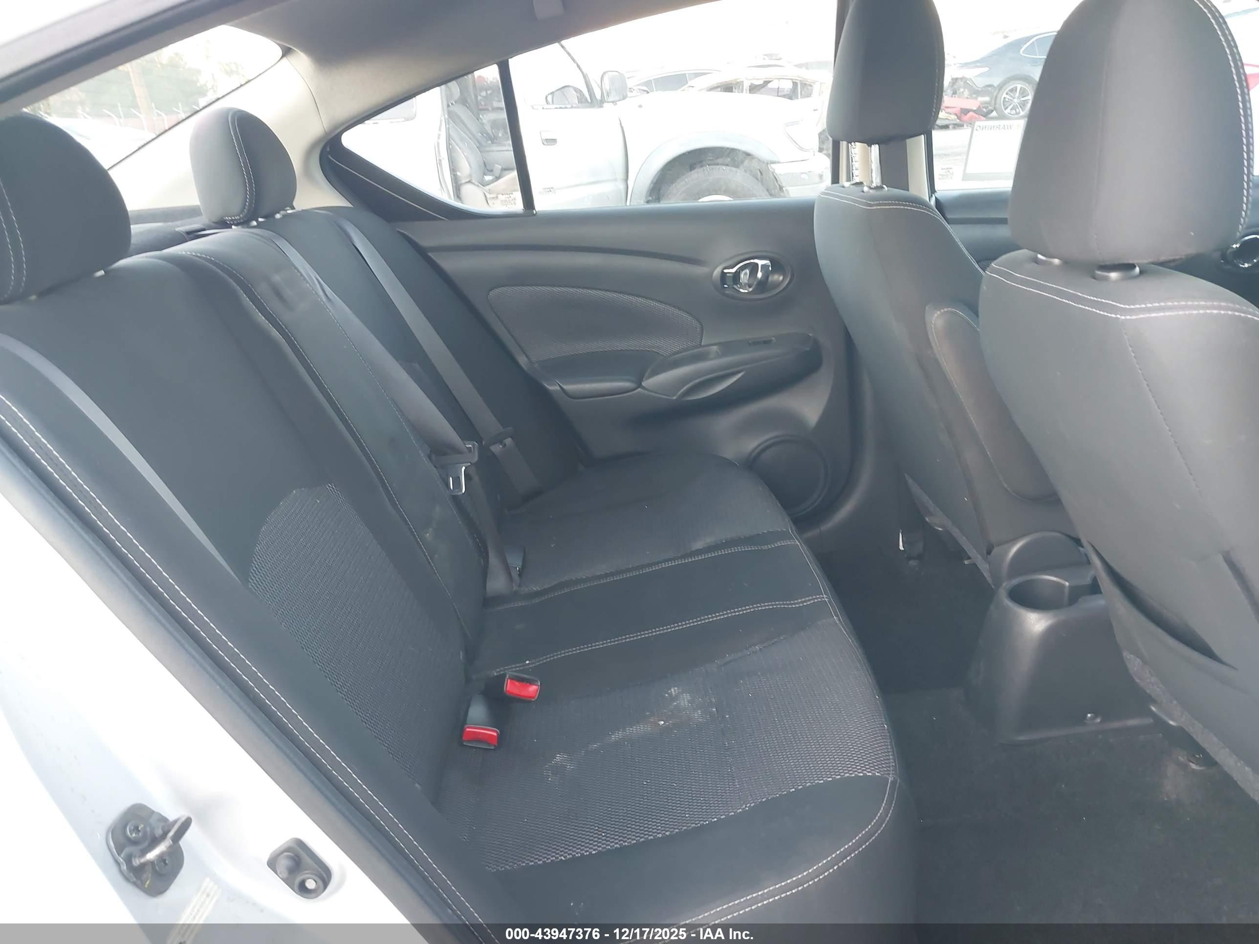 NISSAN VERSA image 8