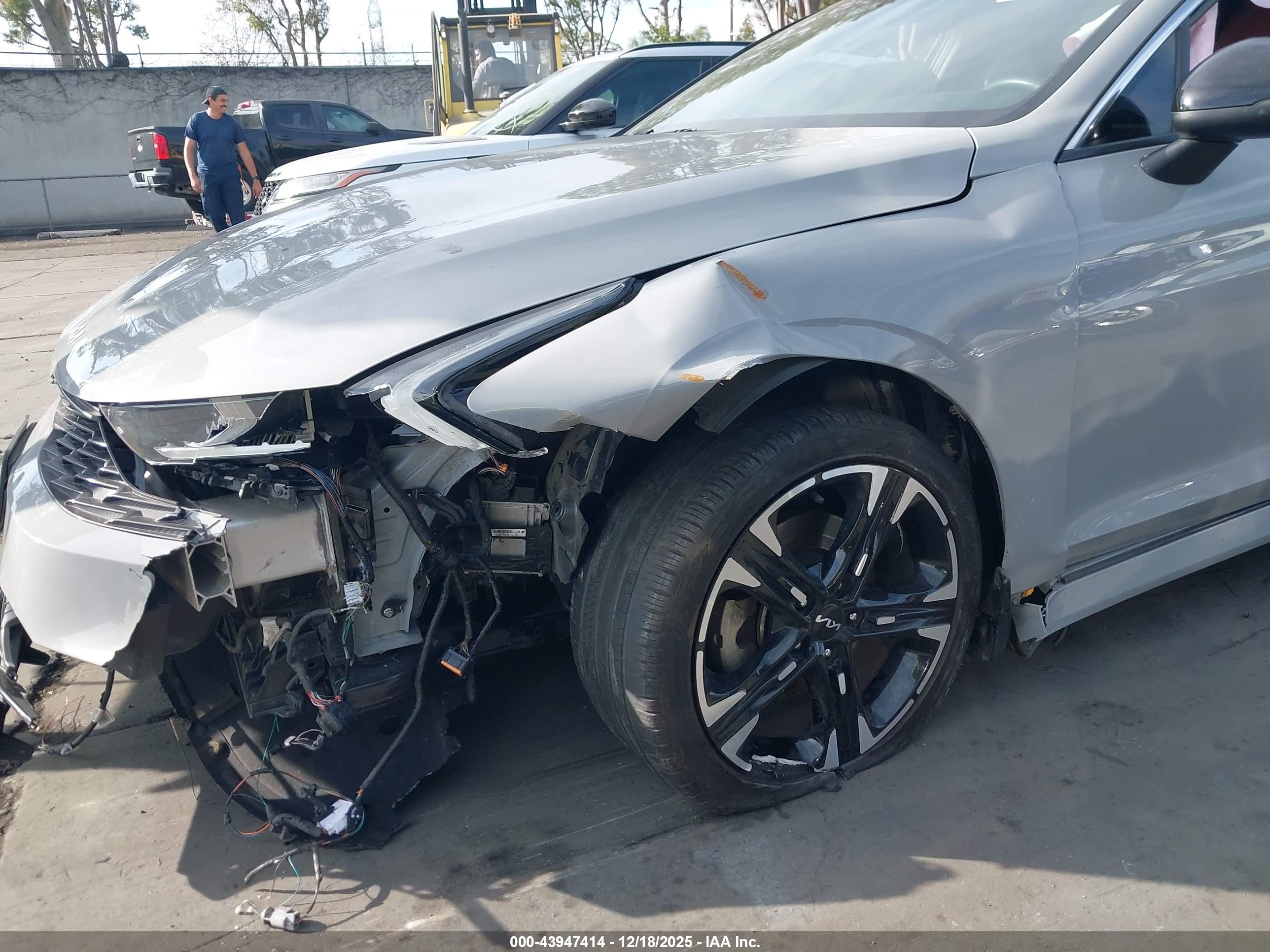 KIA K5 image 6