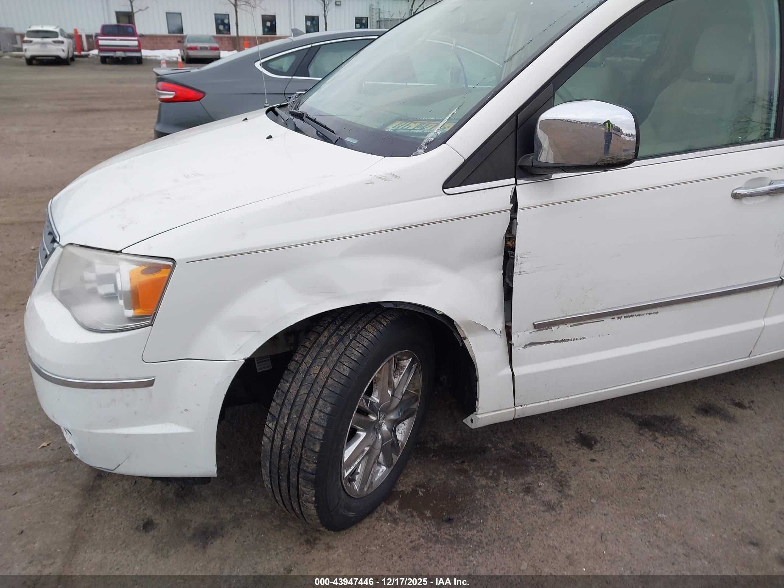 CHRYSLER TOWN image 6