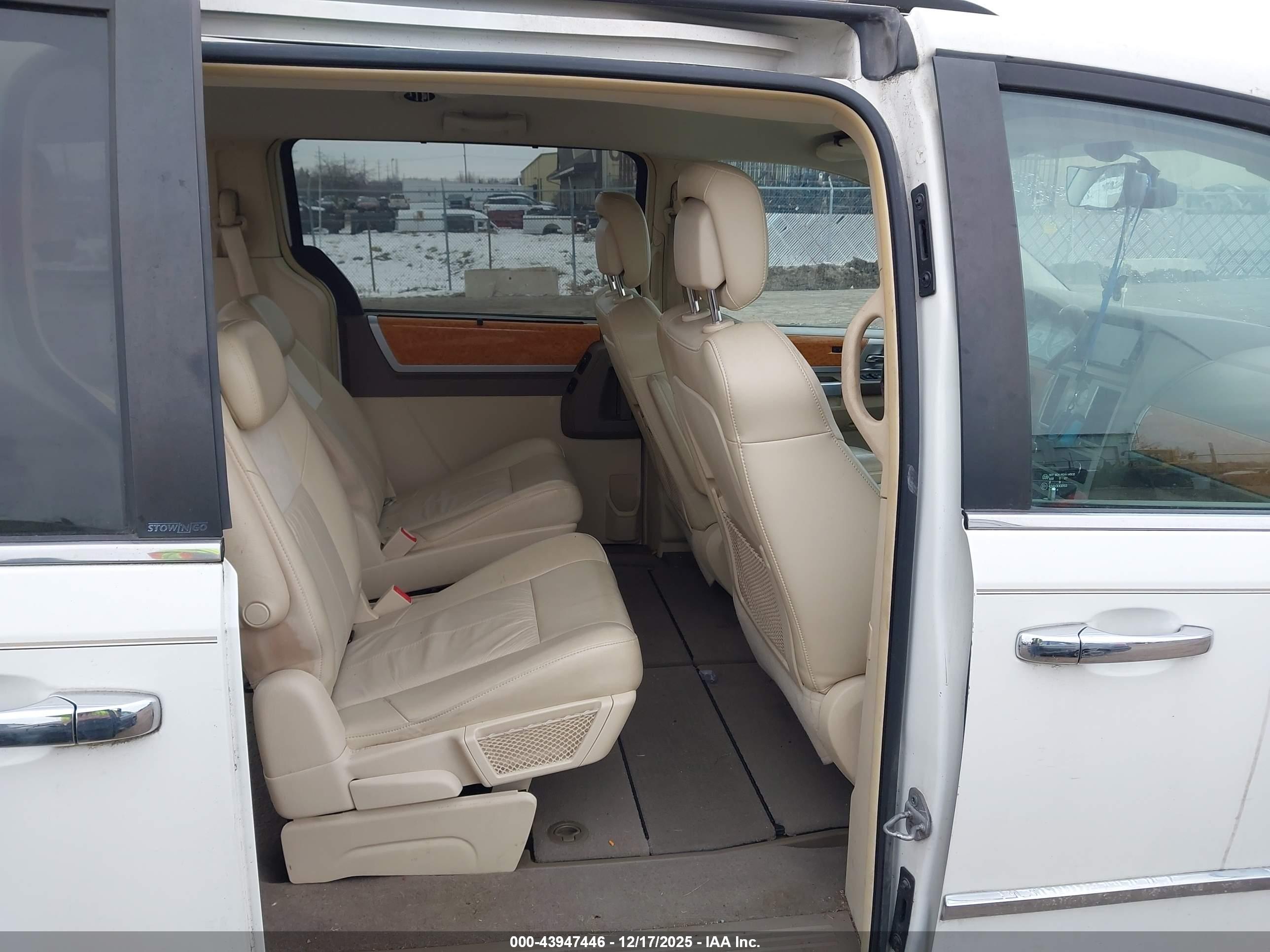 CHRYSLER TOWN image 8
