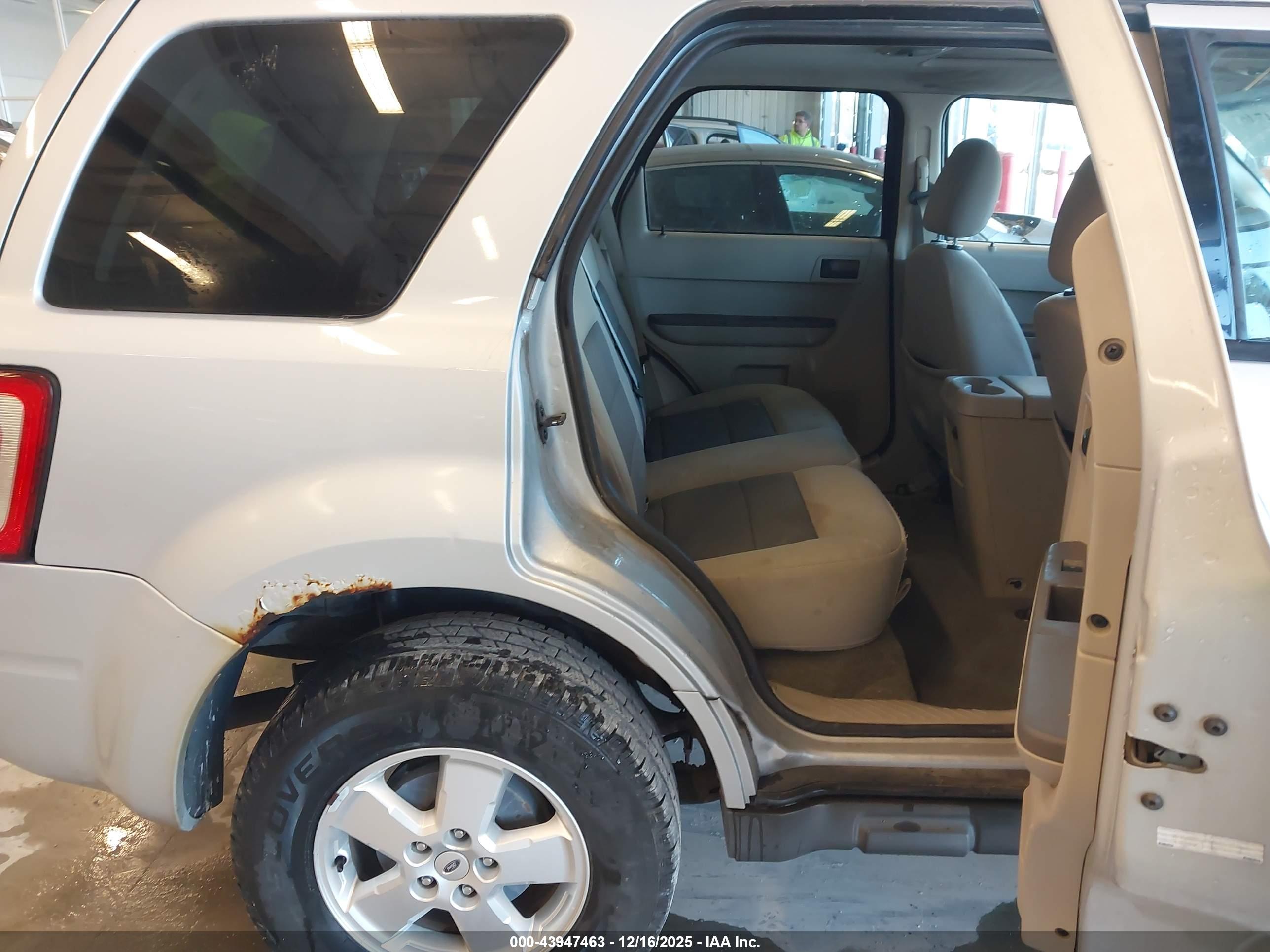 FORD ESCAPE image 8